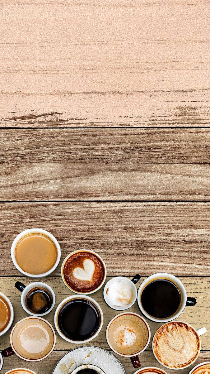 各式各樣的咖啡杯，杯中有拉花藝術，排列在木質表面上。 — 咖啡動圖 壁紙