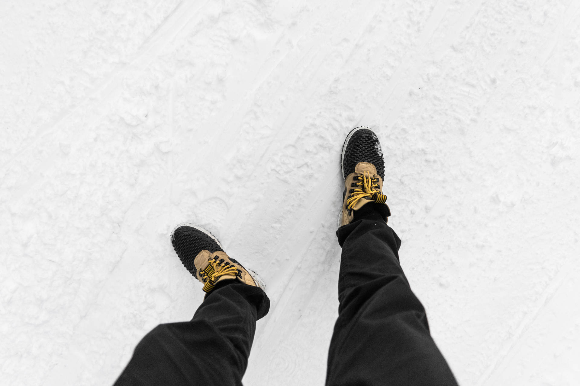 Winter 桌布 壁紙 — 從上方俯瞰一個人穿著黑色和黃色靴子在潔白的新雪中行走。