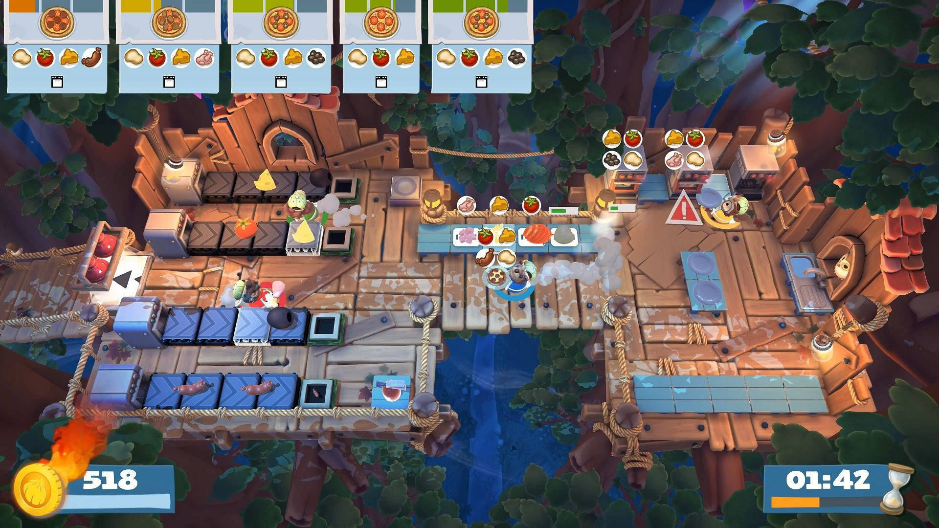 Overcooked 桌布 壁紙 — 從上方俯瞰一個充滿活力的樹屋廚房，在電子遊戲中角色們在繩索和木製平台之間準備食物。