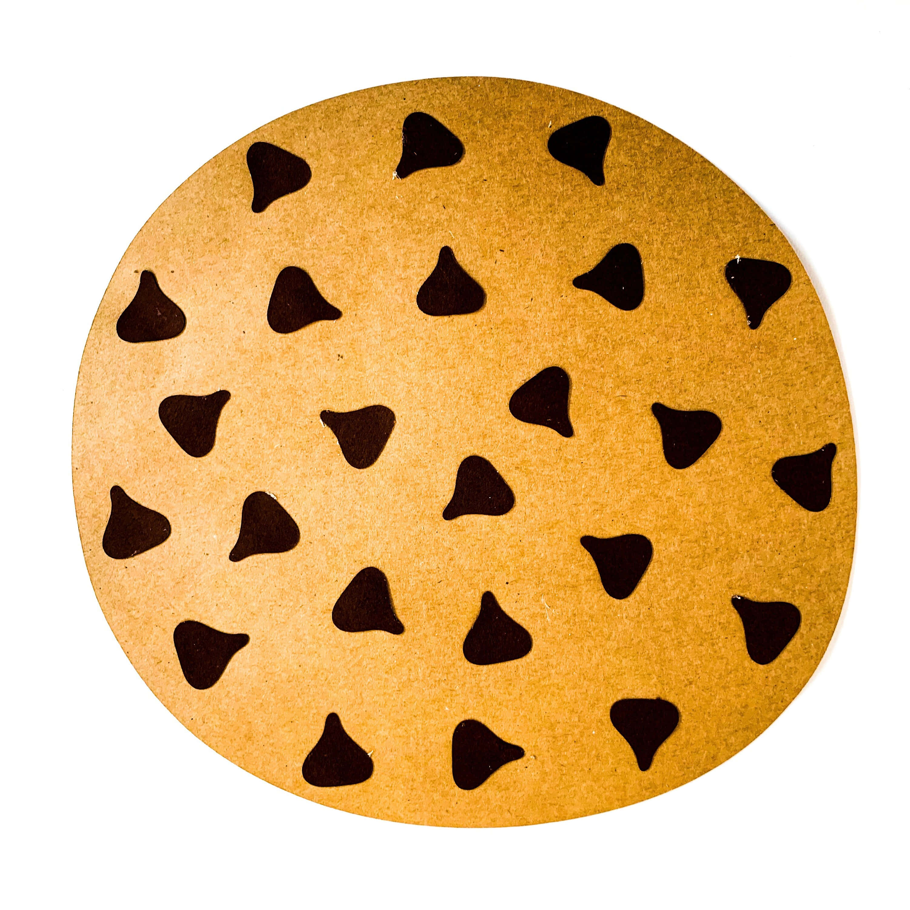 Cookie 桌布 壁紙 — 從上方俯瞰一個圓形金黃色餅乾，上面散落著深色巧克力碎片，背景為白色。