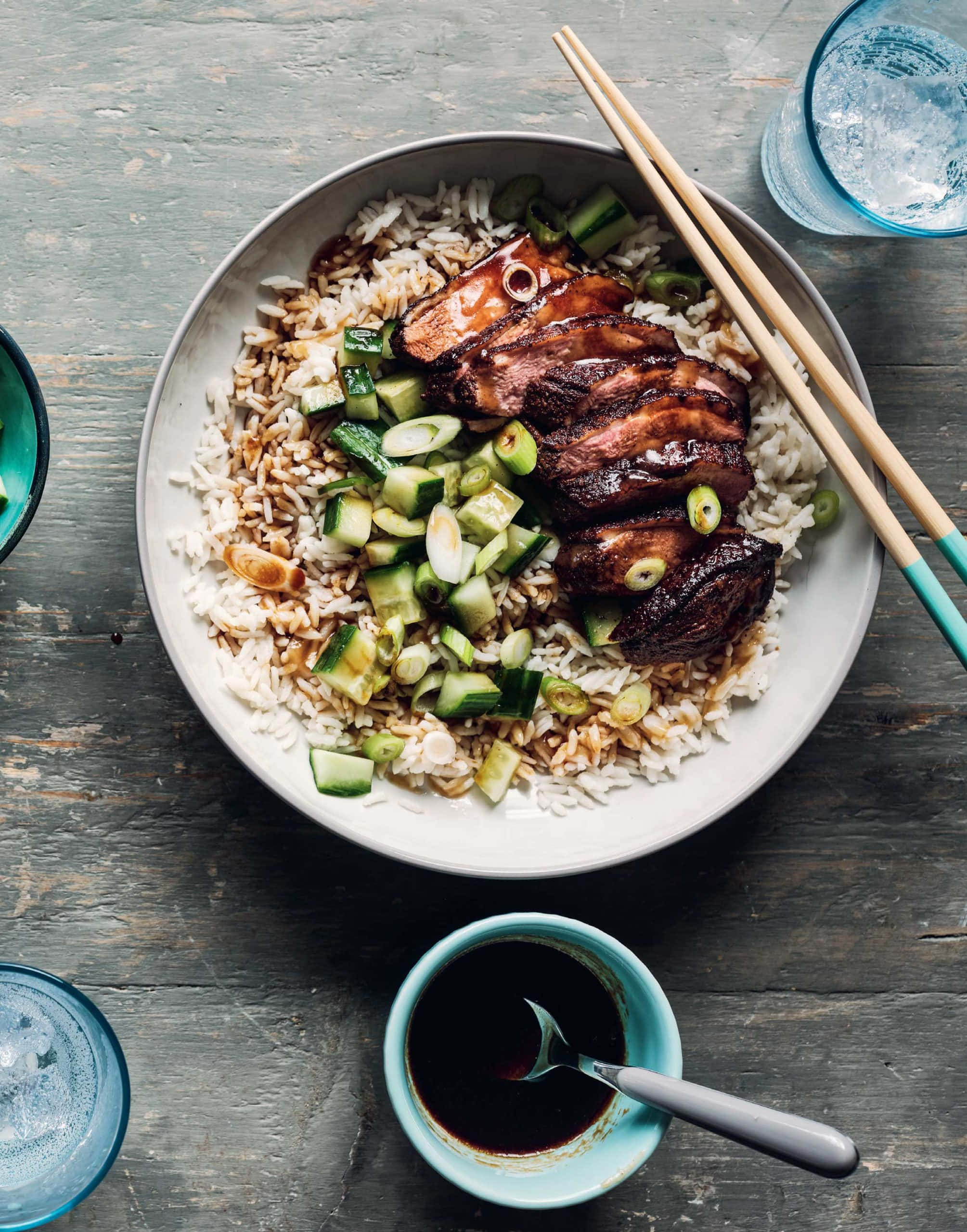 Food Photography 桌布 壁紙 — 從上方俯瞰一個放在鄉村風格木桌上的美味釉面豬肉碗，配有米飯、黃瓜和蔥。