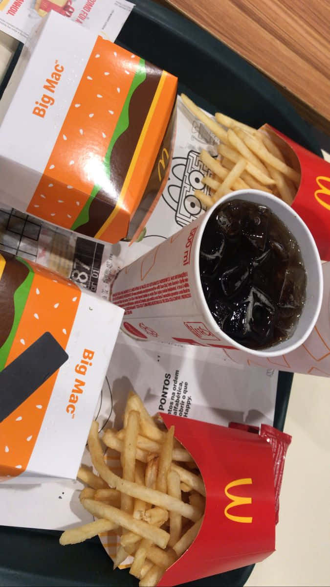 Soda 桌布 壁紙 — 從上方俯瞰一個麥當勞餐點，黑色托盤上有兩個大麥克盒子、薯條和一杯冰可樂。