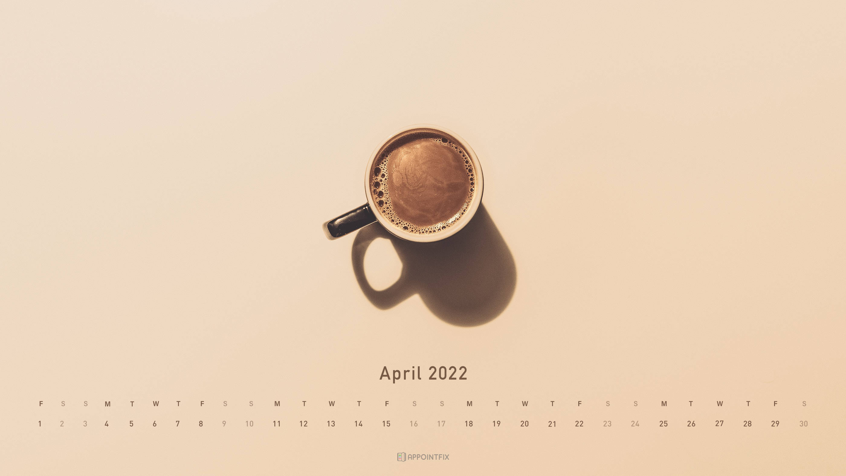 April 桌布 壁紙 — 從上方俯瞰一杯冒煙的咖啡杯，在米色表面上投射出柔和陰影，位於2022年4月日曆上方。