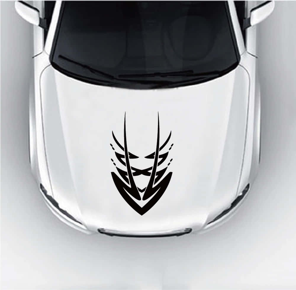 Car Hood 桌布 壁紙 — 從上方俯瞰一輛時尚白色汽車引擎蓋，上面有醒目的黑色部落風格龍形貼紙。