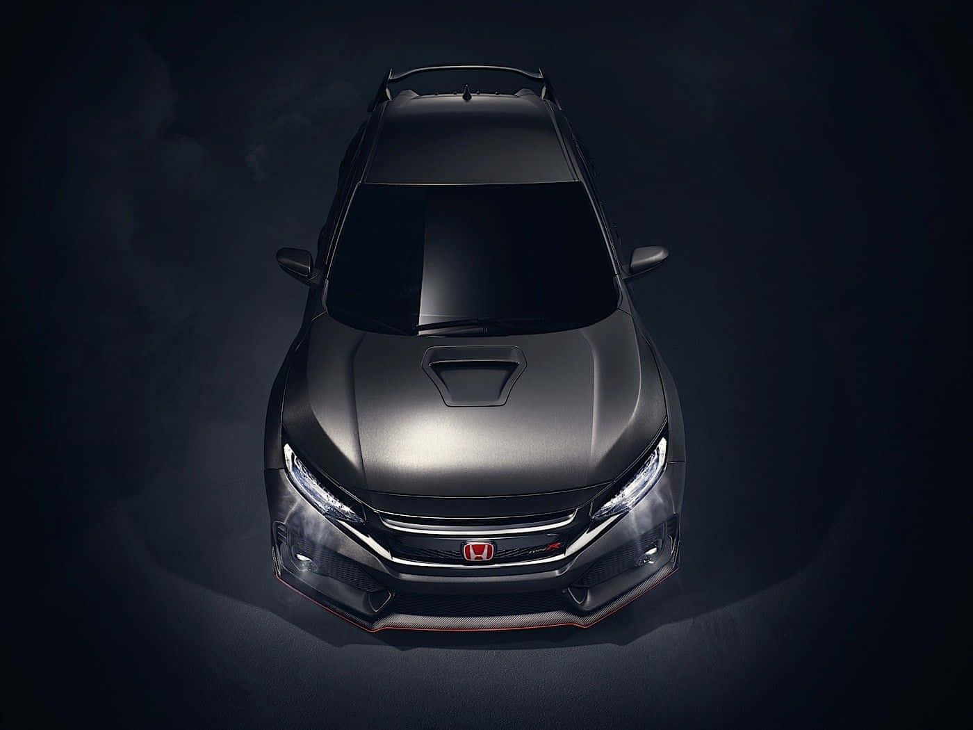 Hatchback 桌布 壁紙 — 從上方俯瞰一輛時尚的啞光黑色本田SUV，車頭燈在黑暗煙霧背景中發光。