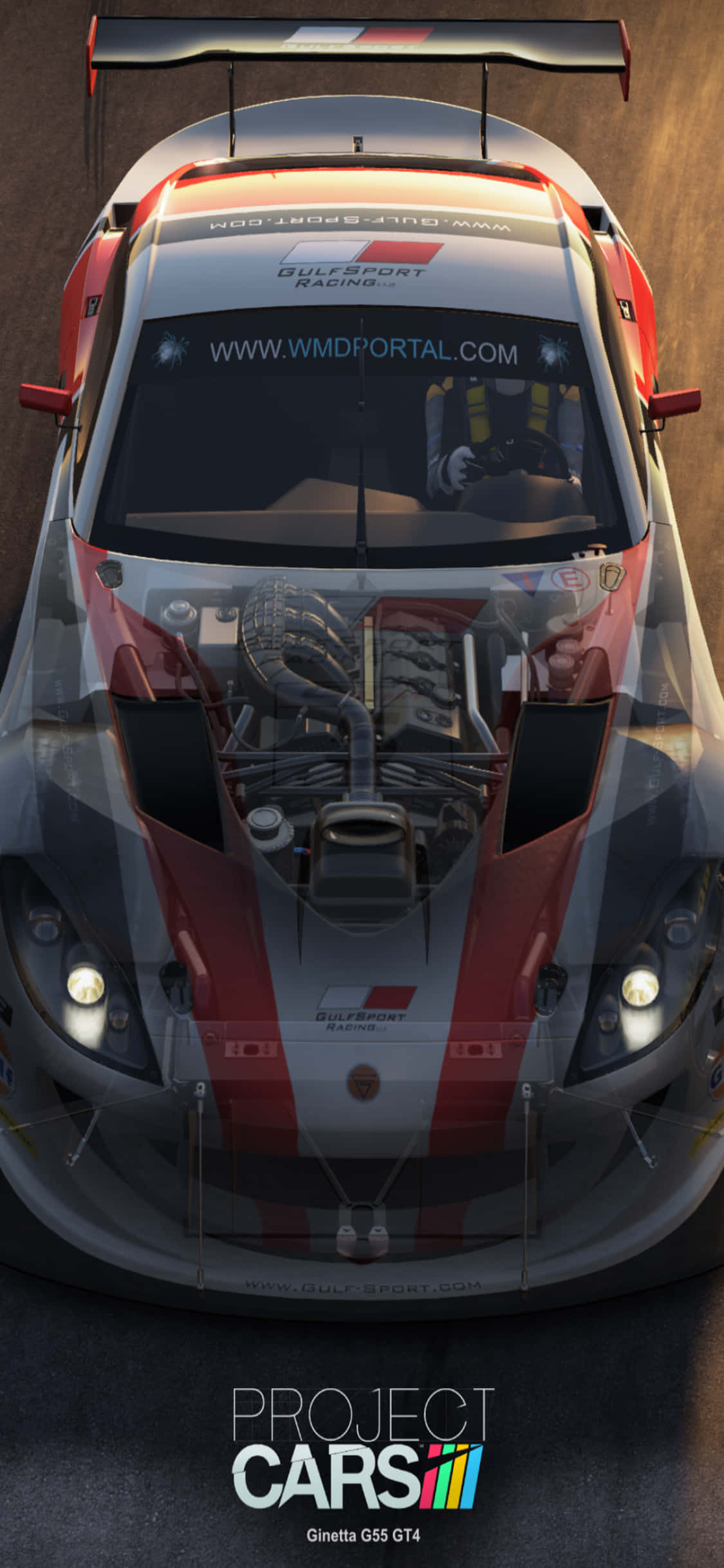 電玩遊戲 桌布 壁紙 — 從上方俯瞰一輛紅白相間、引擎外露的 Gulf Sport Racing Ginetta G55 GT4 賽車在瀝青賽道上。