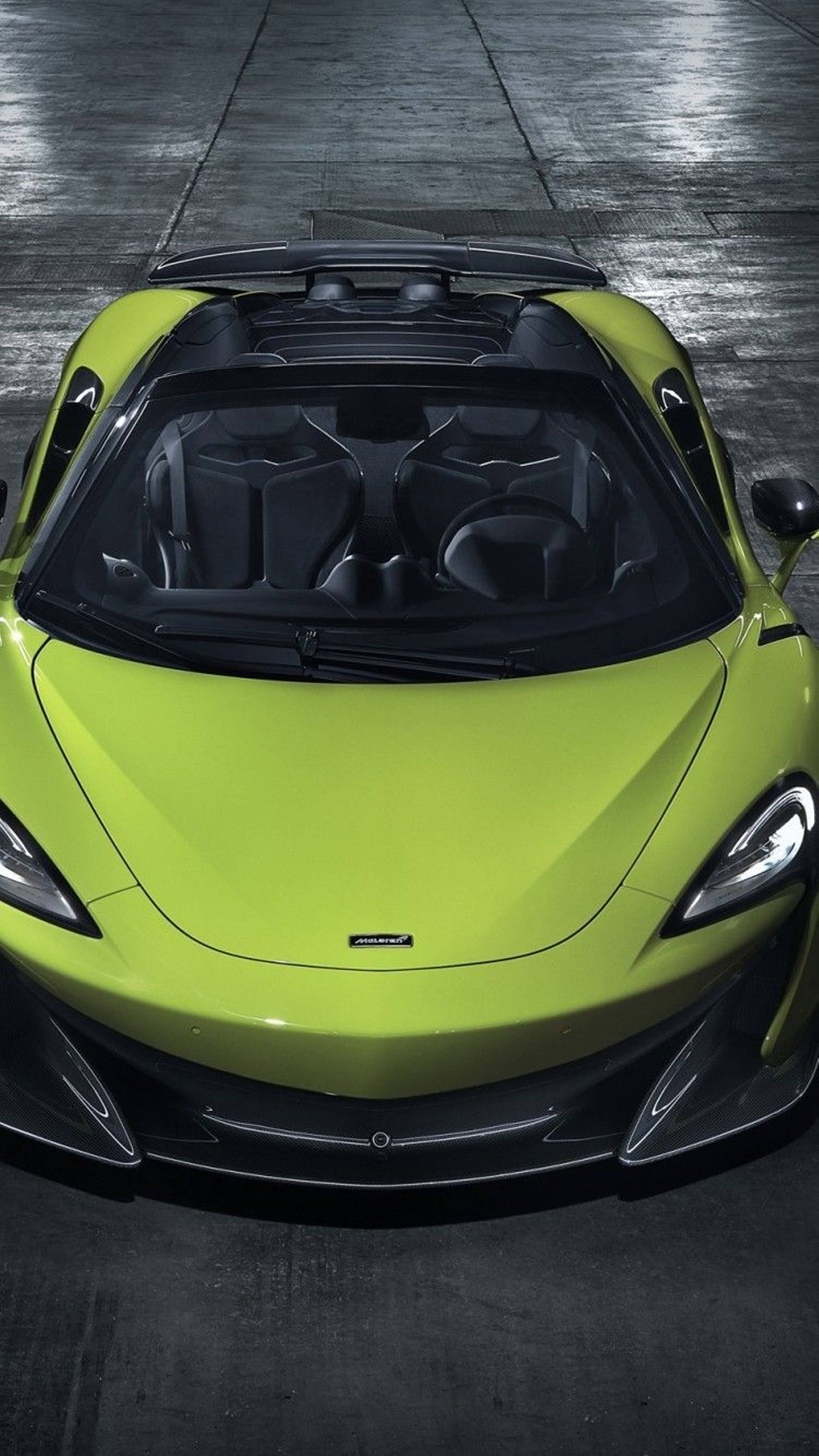 Luxury 桌布 壁紙 — 從上方俯瞰一輛萊姆綠色的McLaren跑車，黑色內裝，停在深色混凝土表面上。