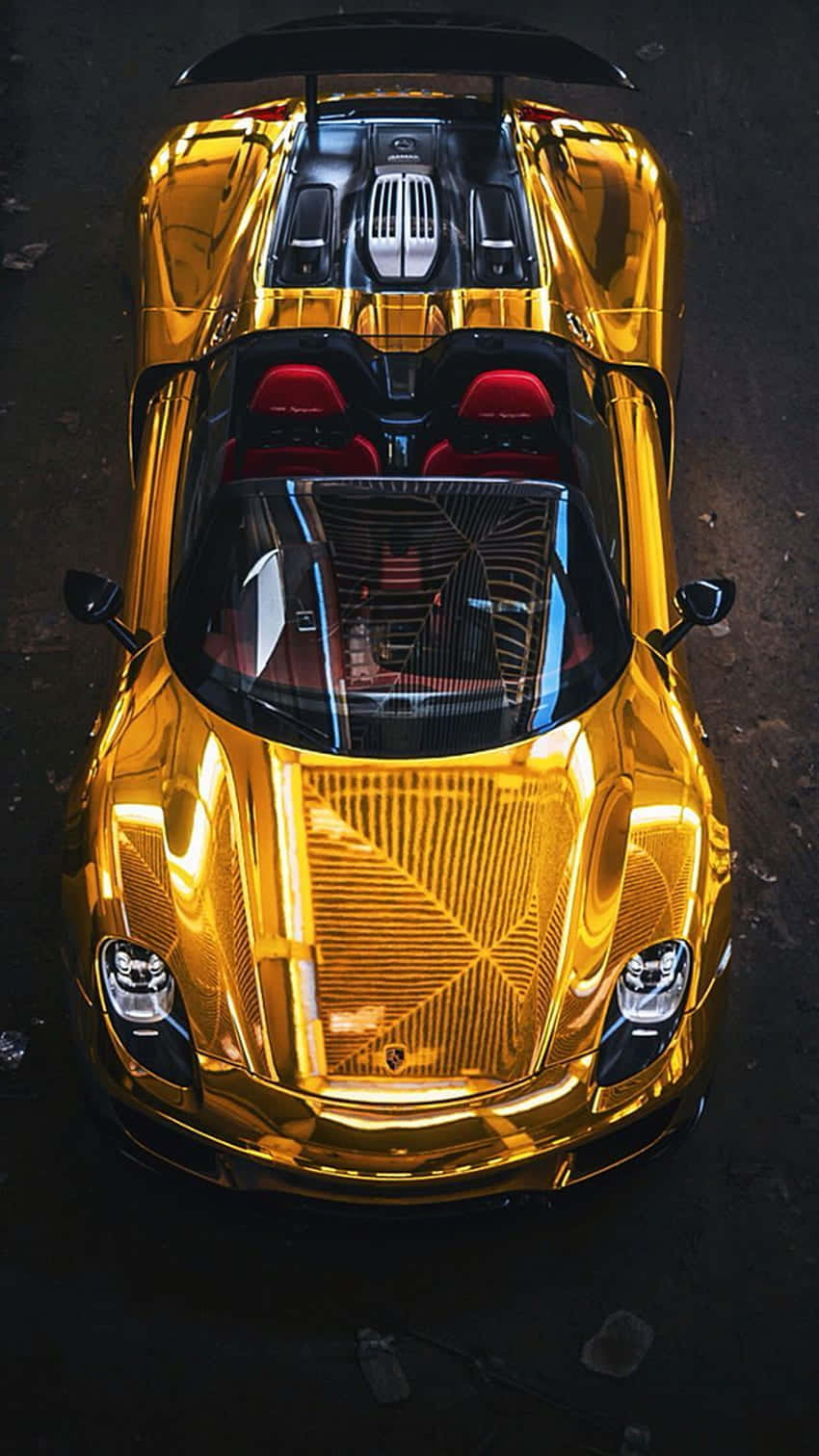Gold Cars 桌布 壁紙 — 從上方俯瞰一輛閃閃發光的金色跑車，配備紅色座椅，停泊在深色瀝青路面上。