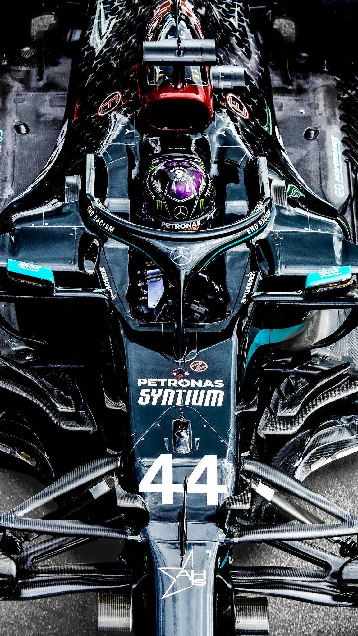 Mercedes 桌布 壁紙 — 從上方俯瞰一輛黑色和藍綠色的F1賽車，車手戴著紫色頭盔，前鼻錐上有44號。