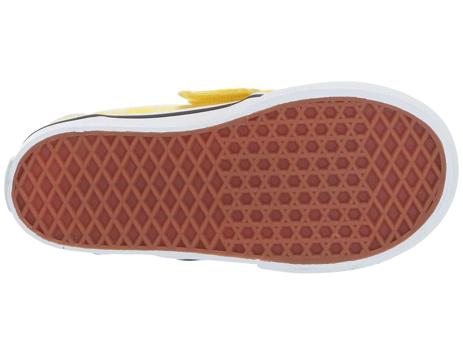 Vans 桌布 壁紙 — 從上方俯瞰兒童黃色運動鞋，經典棕色格子鞋底和白色橡膠飾邊。