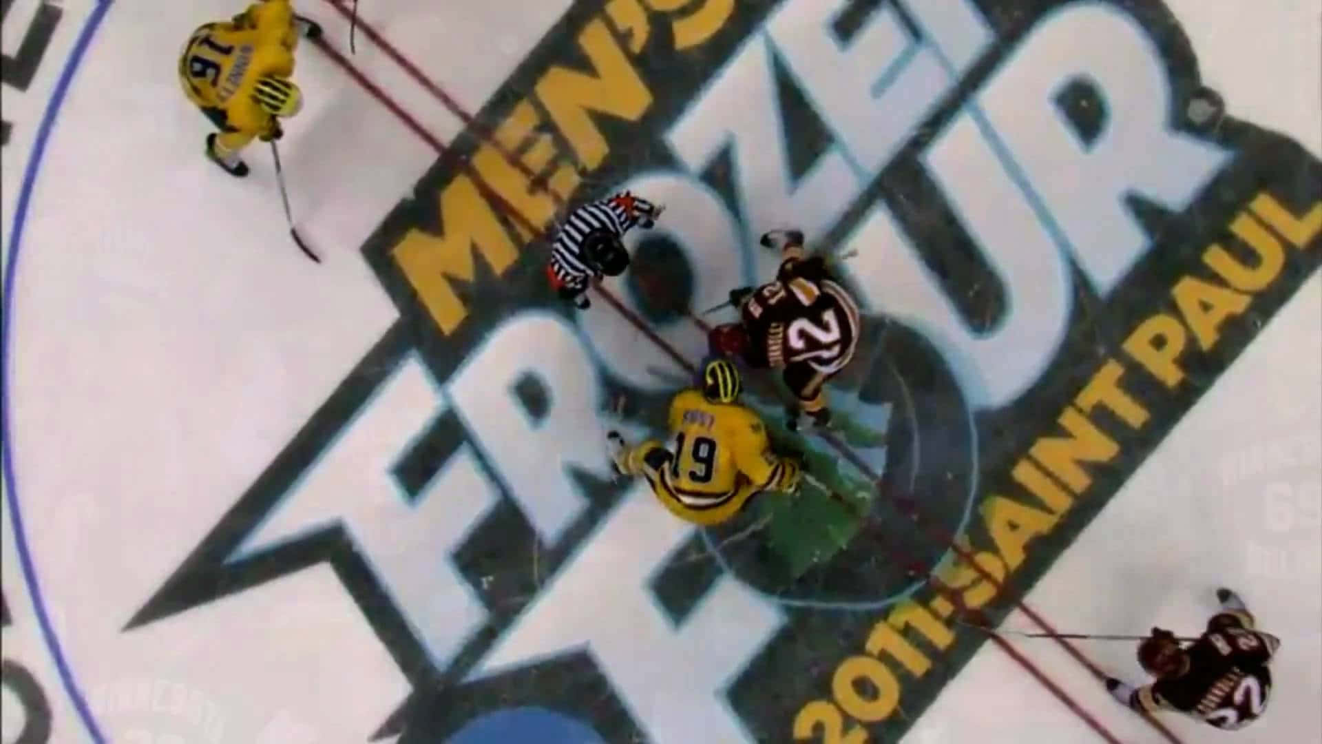 hockey 桌布 壁紙 — 從上方俯瞰冰上曲棍球球員和裁判圍繞 'Frozen Four 2011 Saint Paul' 標誌的視角。