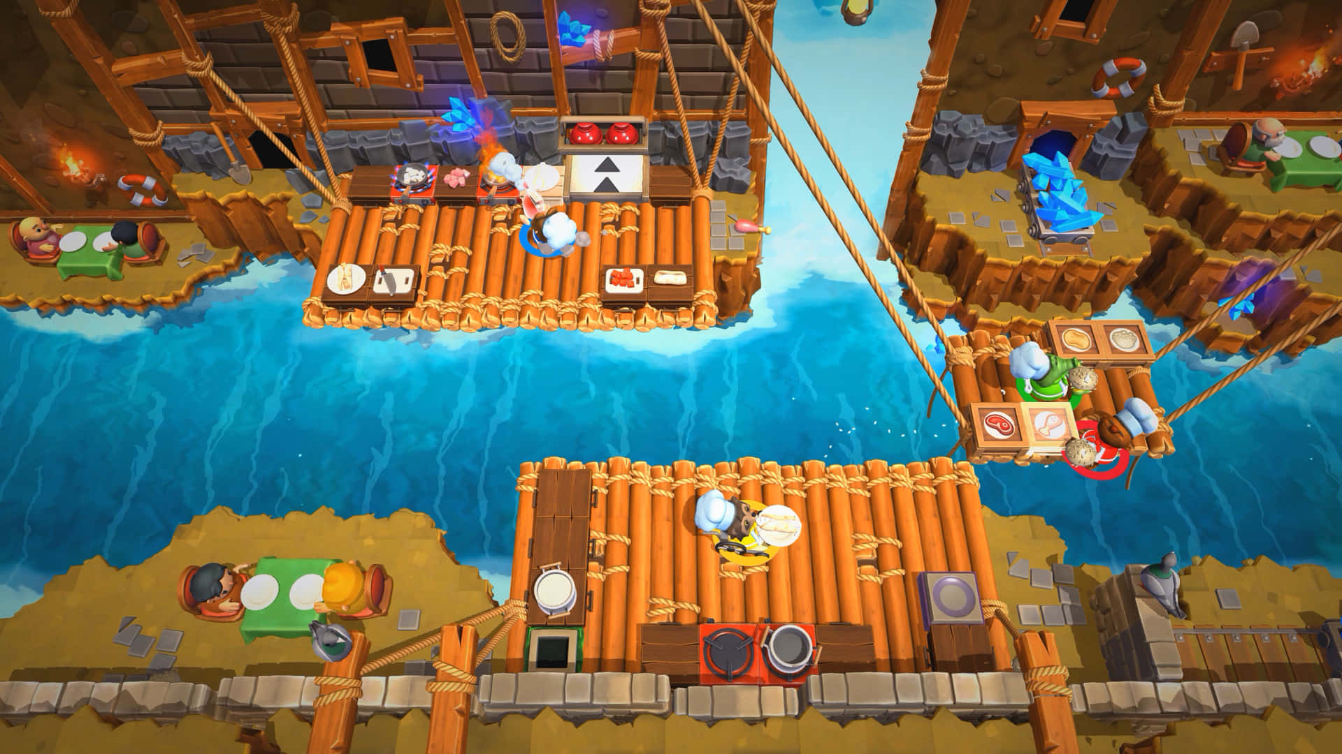 2 Player Games 桌布 壁紙 — 從上方俯瞰卡通廚師在明亮的藍色水面上漂浮的木製平台上戰鬥的生動2D遊戲場景。