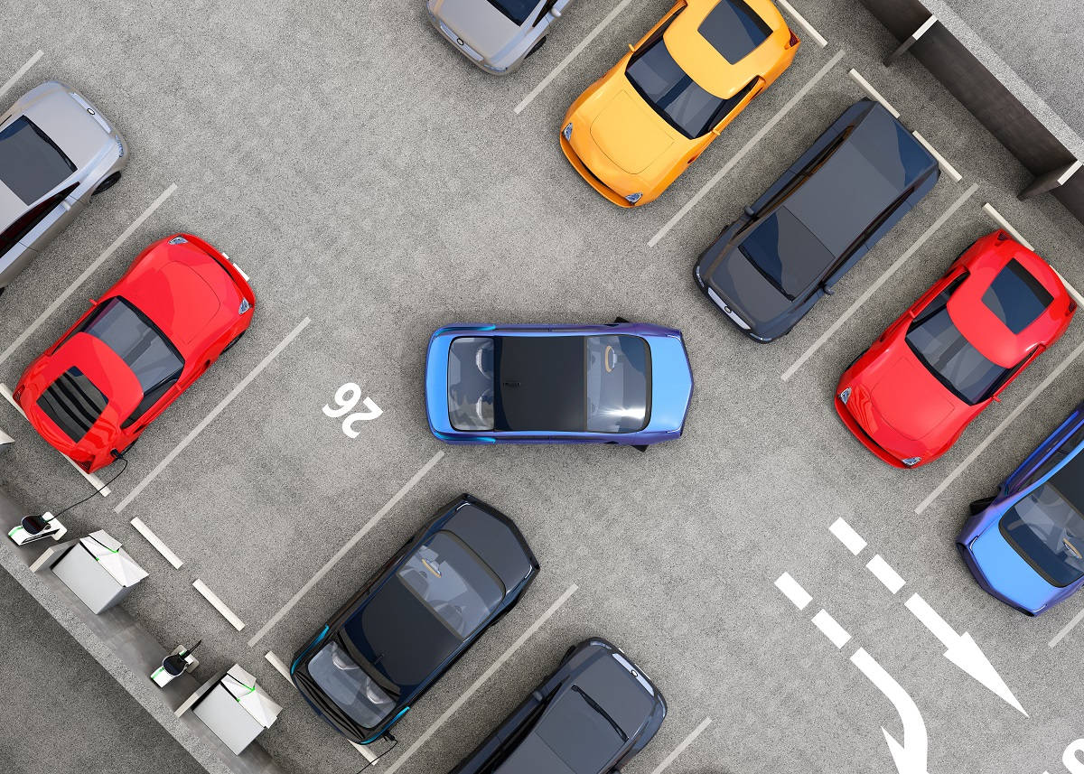 汽車 桌布 壁紙 — 從上方俯瞰彩色汽車停放在帶有白色線條和可見停車位編號的混凝土停車場。