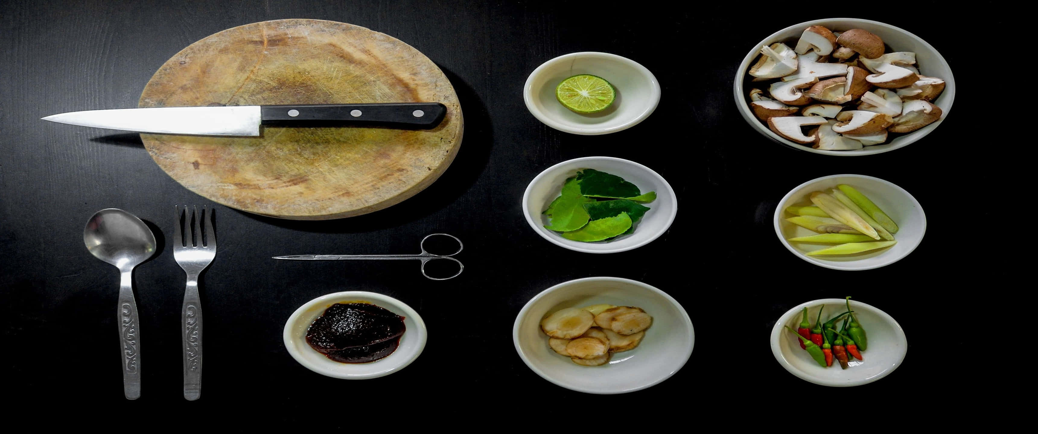 Kitchen 桌布 壁紙 — 從上方俯瞰新鮮食材和廚房工具整齊排列在黑色表面上用於烹飪。