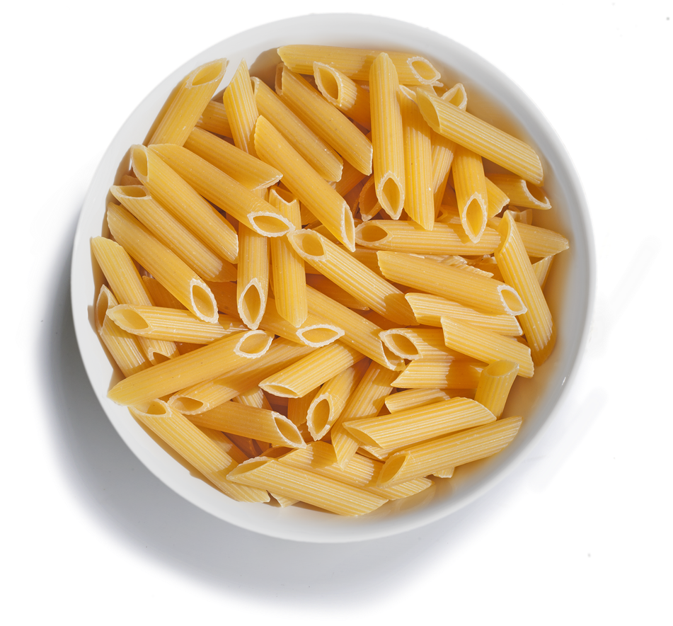 Pasta 桌布 壁紙 — 從上方俯瞰未煮熟的筆管麵填滿白色陶瓷碗，背景為純黑色。