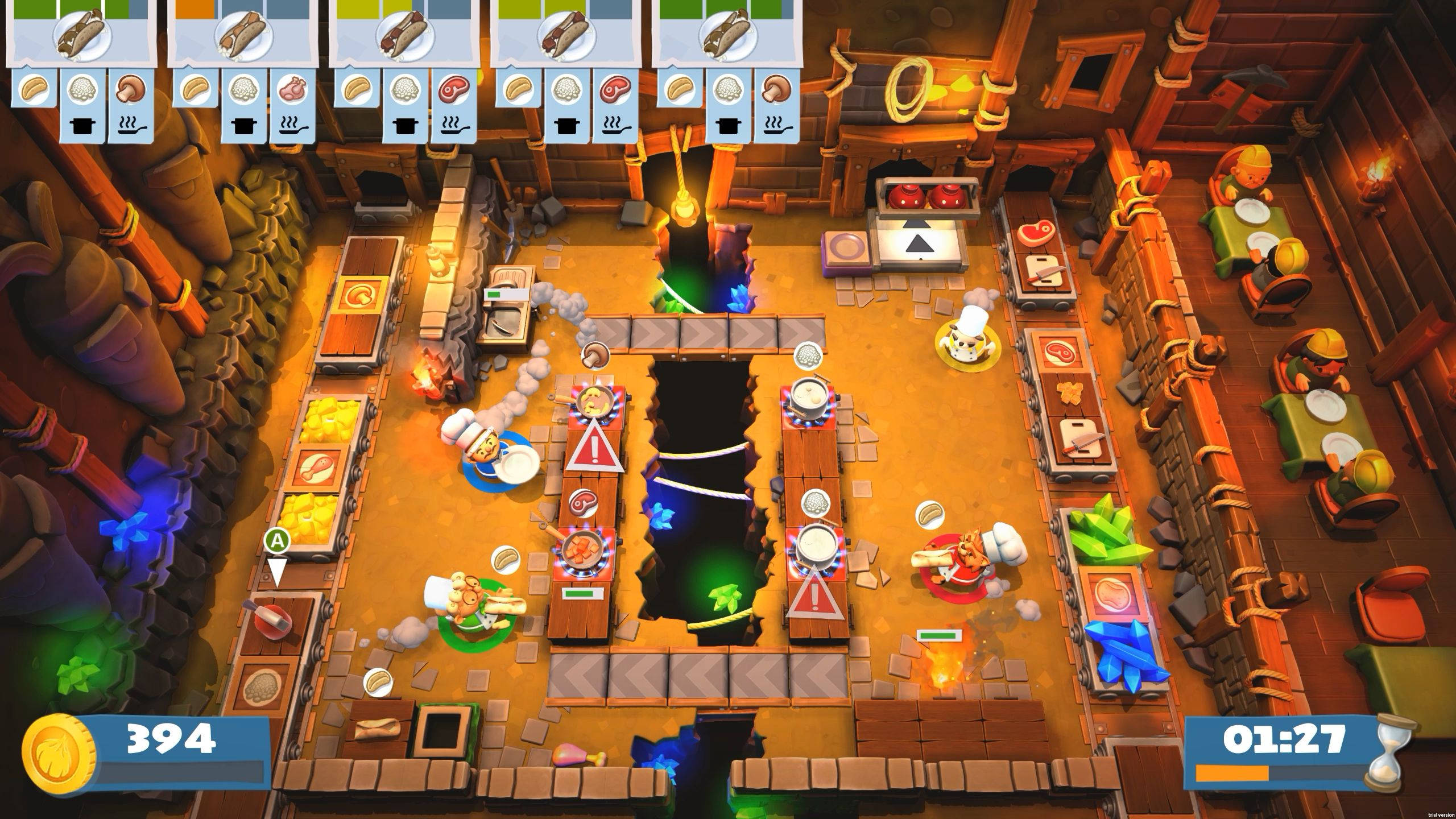 Overcooked 桌布 壁紙 — 從上方俯瞰混亂的中世紀酒館廚房，廚師在發光的爐灶上烹飪，顧客坐在桌旁。