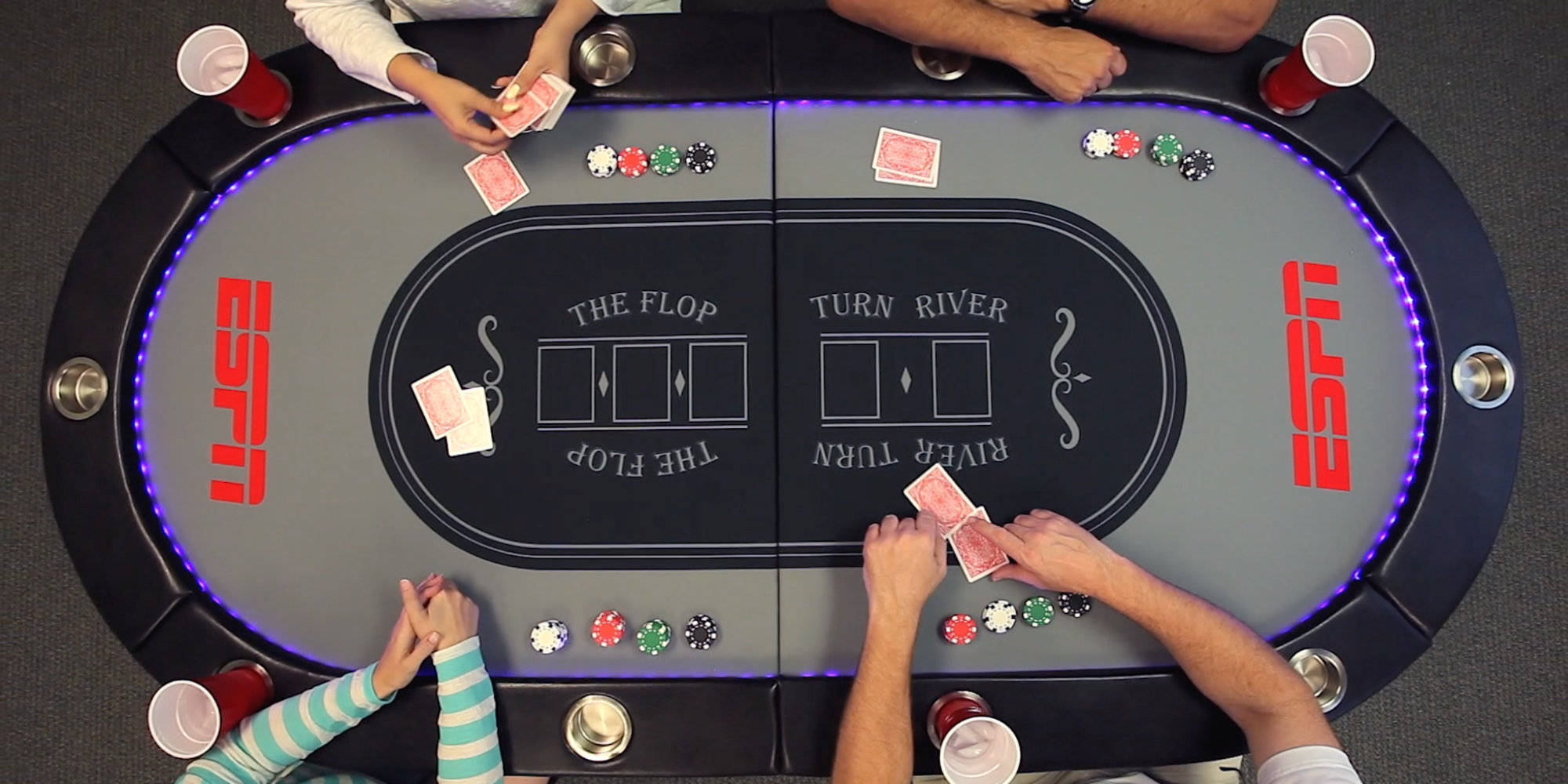 Poker 桌布 壁紙 — 從上方俯瞰發光的ESPN撲克桌周圍的玩家，牌和籌碼正在遊戲中。