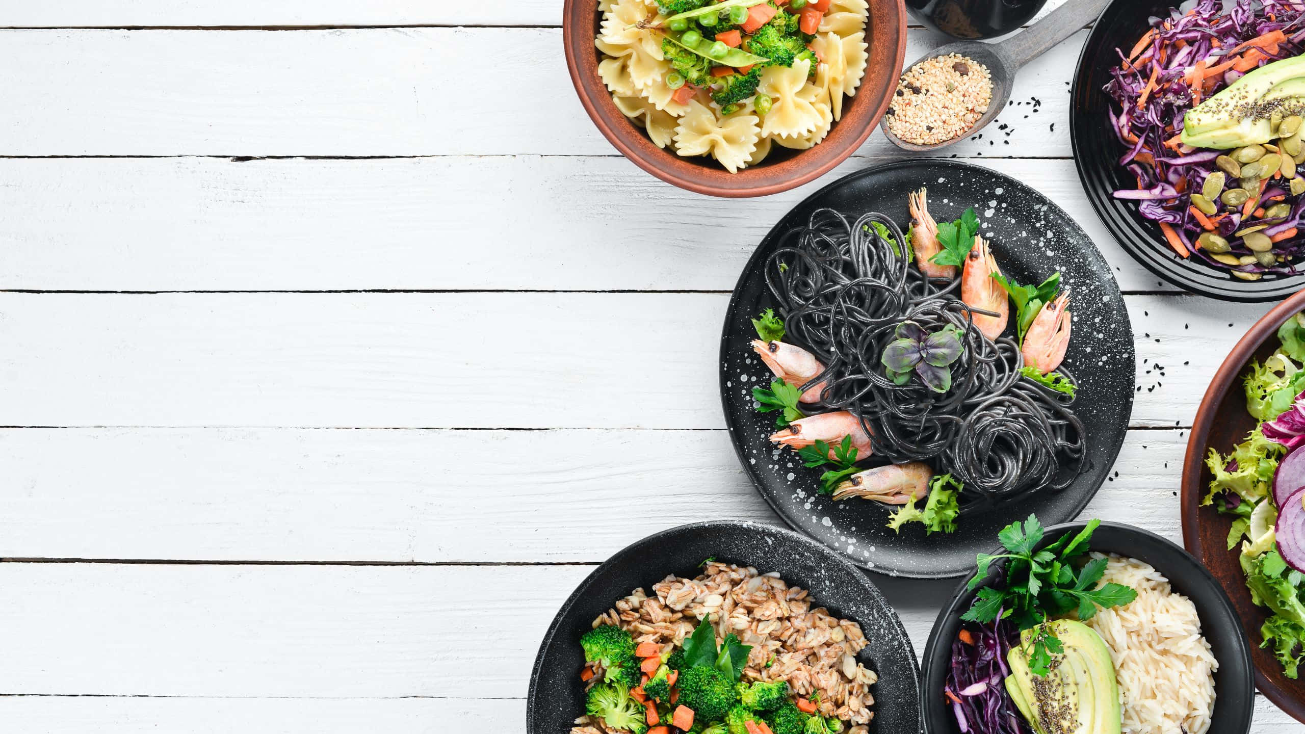 Delicious Food 桌布 壁紙 — 從上方俯瞰白色木質表面上色彩繽紛的健康碗，內有義大利麵沙拉、蝦和穀物。
