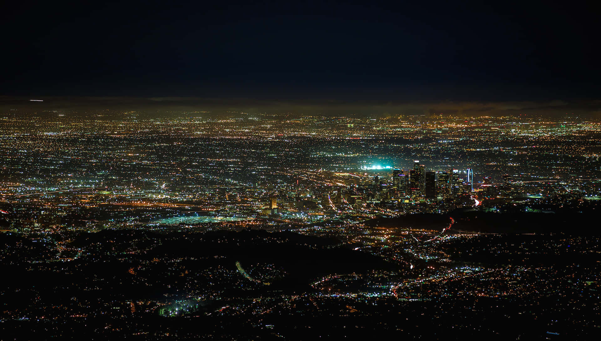 La 桌布 壁紙 — 從上方俯瞰的廣闊夜景城市景觀，無數閃爍的燈光延伸至地平線。