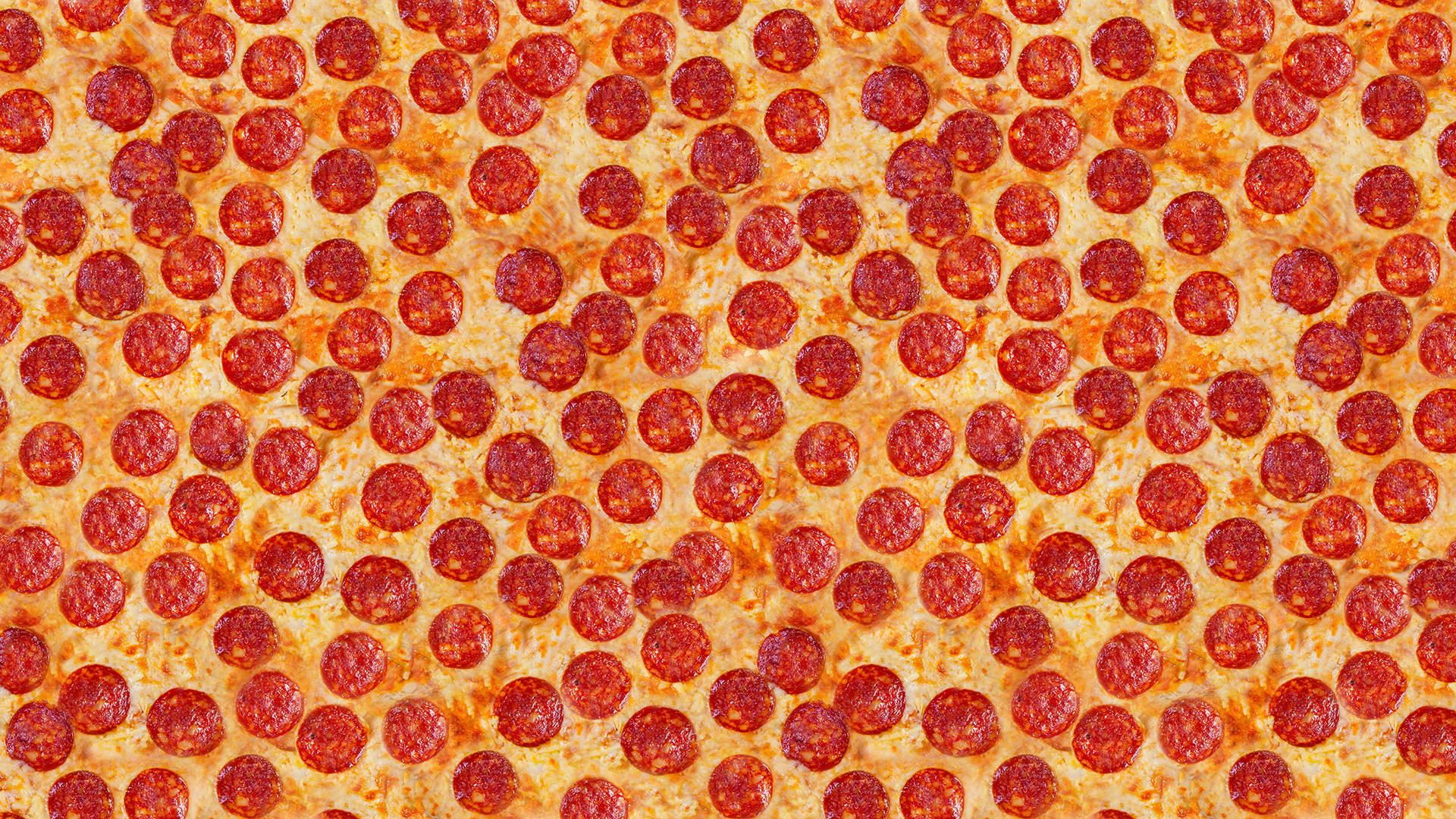 Pizza 桌布 壁紙 — 從上方俯瞰的義大利辣香腸披薩，帶有融化的起司和均勻分佈的義大利辣香腸片。