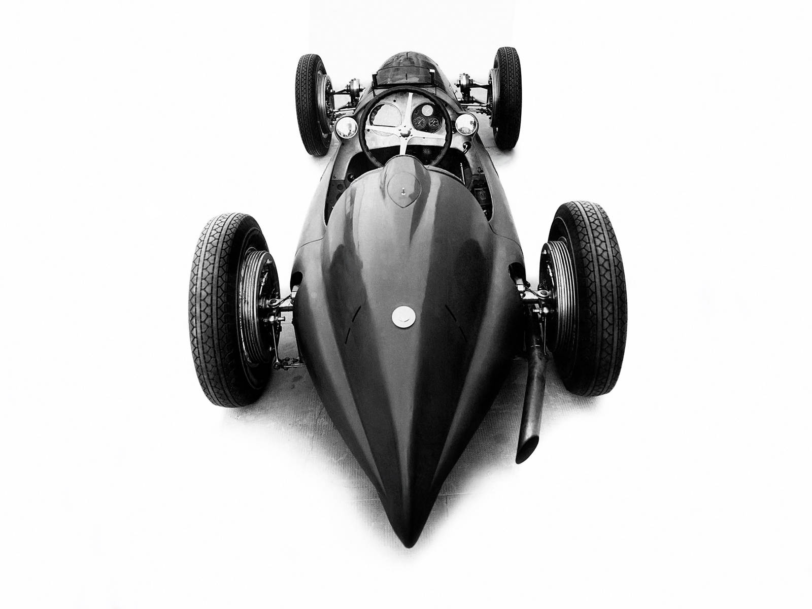 alfa romeo iPhone 桌布 壁紙 — 從上方觀看的時尚復古賽車，在純白背景上呈現單色調。