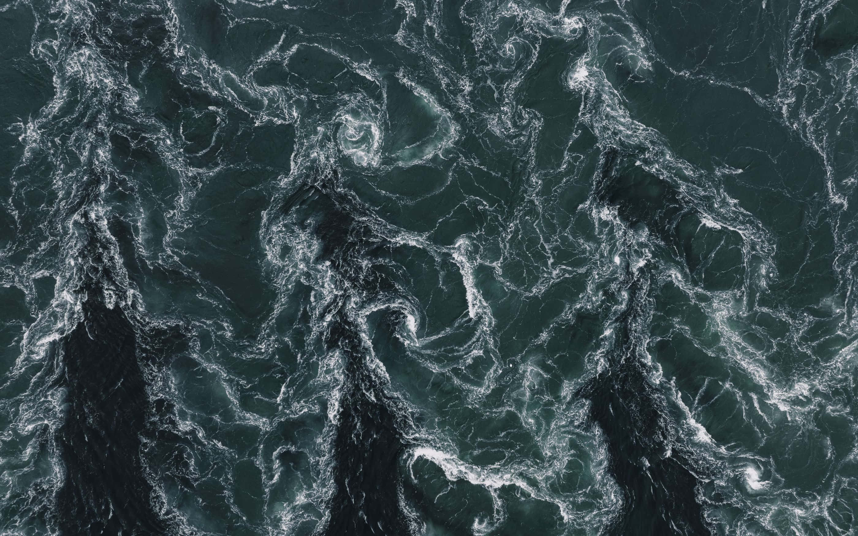 2800x1752 桌布 壁紙 — 從上空俯瞰，深綠色洶湧的海浪與白色泡沫在混亂運動中旋轉。