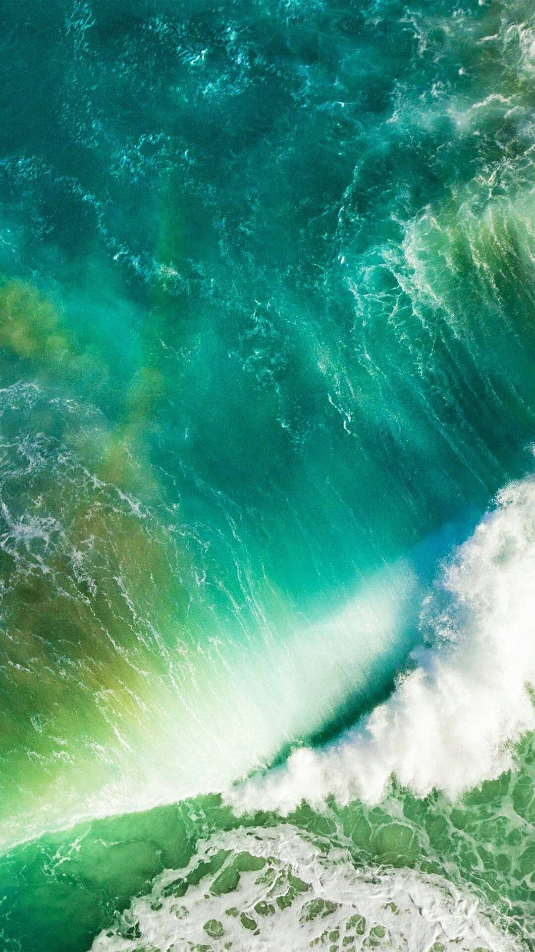 水 桌布 壁紙 — 從上空俯瞰，藍綠色海浪拍打著白色泡沫，動感十足。