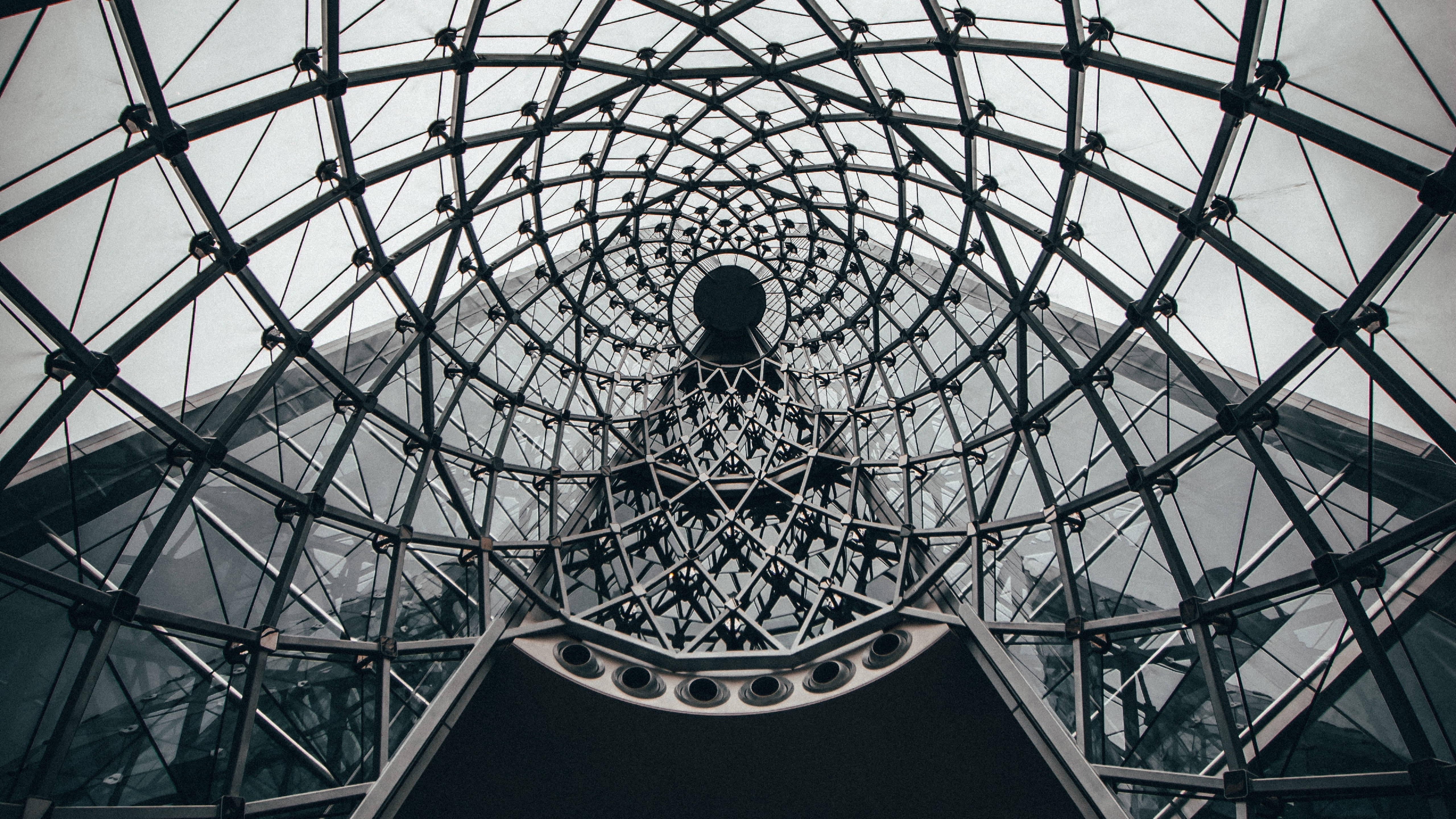 Architecture 桌布 壁紙 — 從低角度觀看複雜的幾何玻璃和金屬圓頂天花板，帶有精細的放射狀圖案。