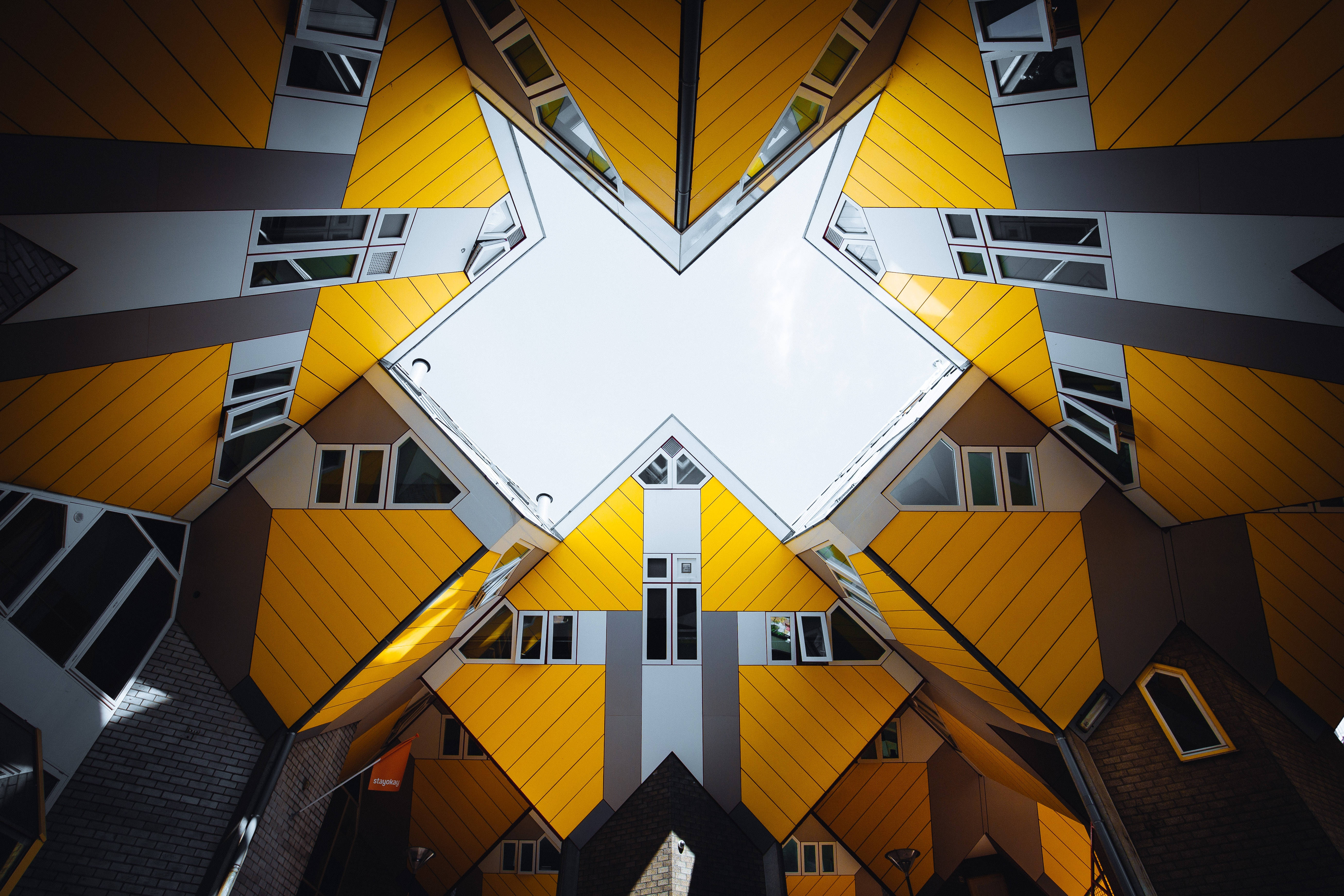 Architecture 桌布 壁紙 — 從低角度觀看鹿特丹標誌性的黃色方塊屋，形成星形幾何圖案。