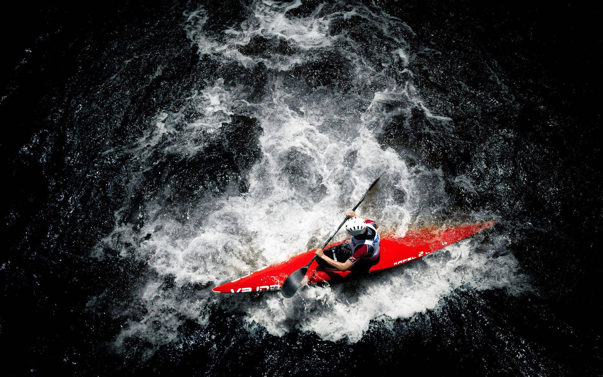 Rowing 桌布 壁紙 — 從俯視角度看，一名紅色獨木舟的划艇者在湍急的暗水中奮戰。