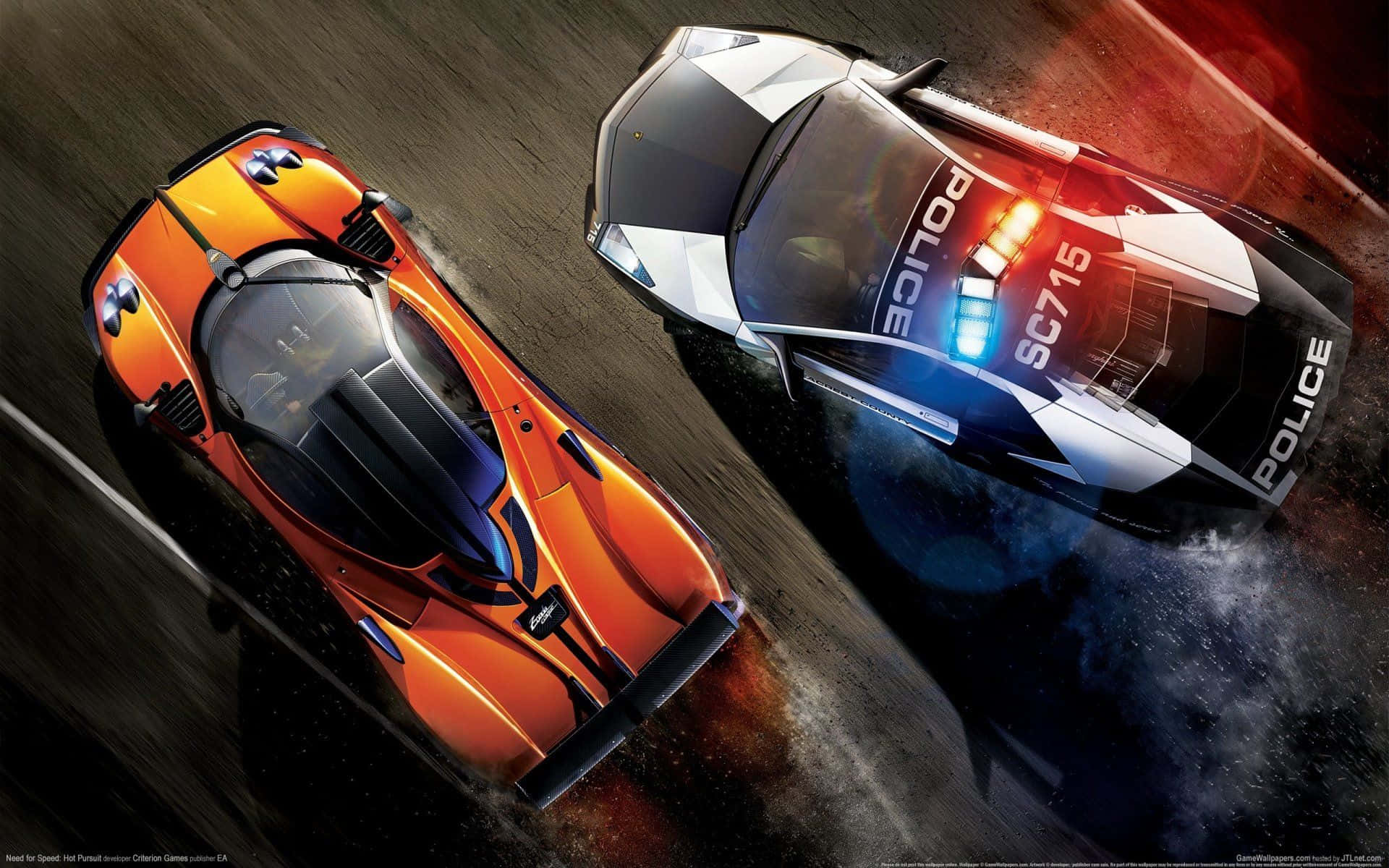 Best Need For Speed 桌布 壁紙 — 從俯視角度看到一輛橙色跑車與一輛警車在濕滑路面上並排飛馳。