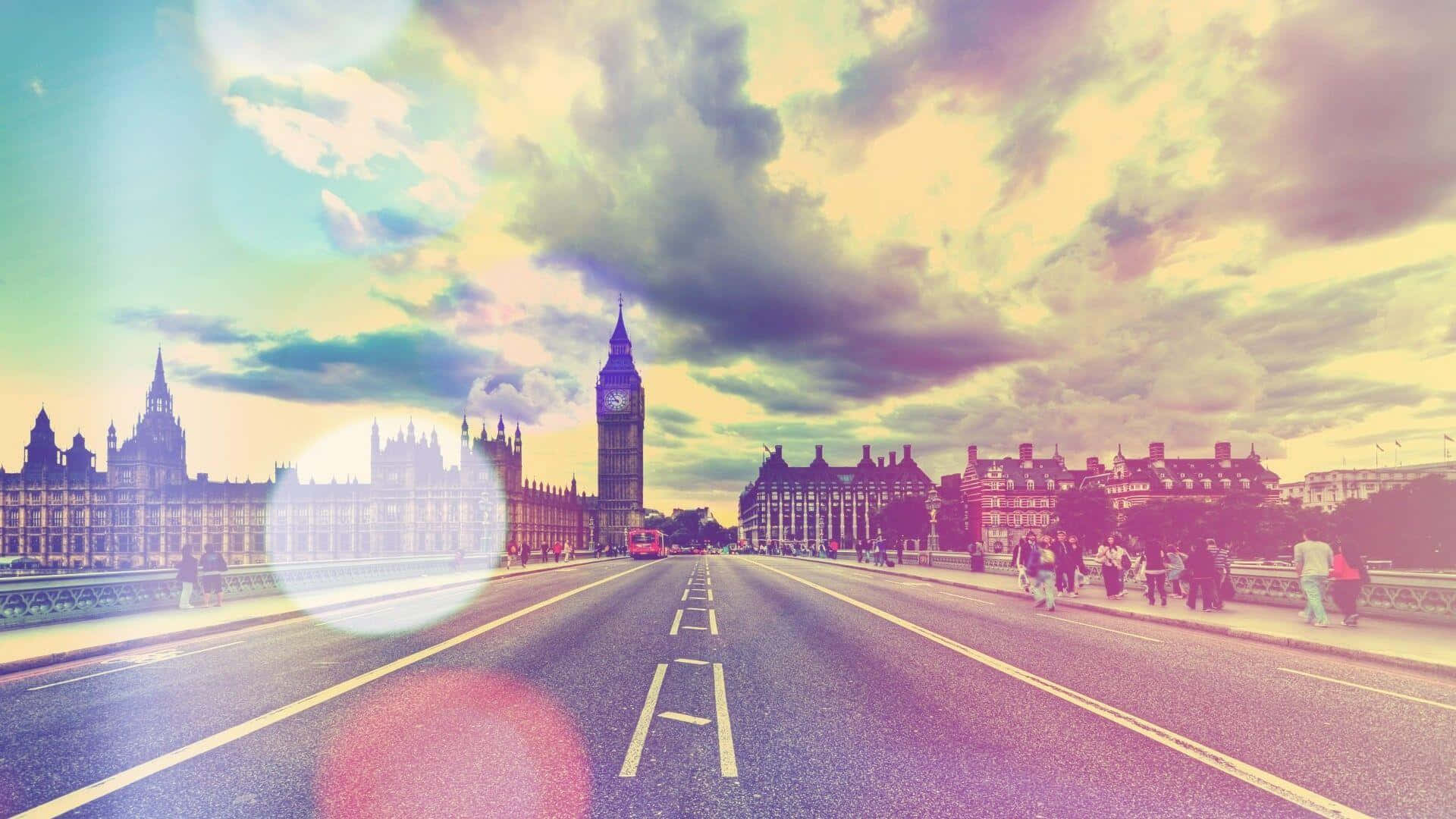 big ben 桌布 壁紙 — 從倫敦橋望向大笨鐘和國會大廈的 vibrant 日落景觀，有行人和車輛。