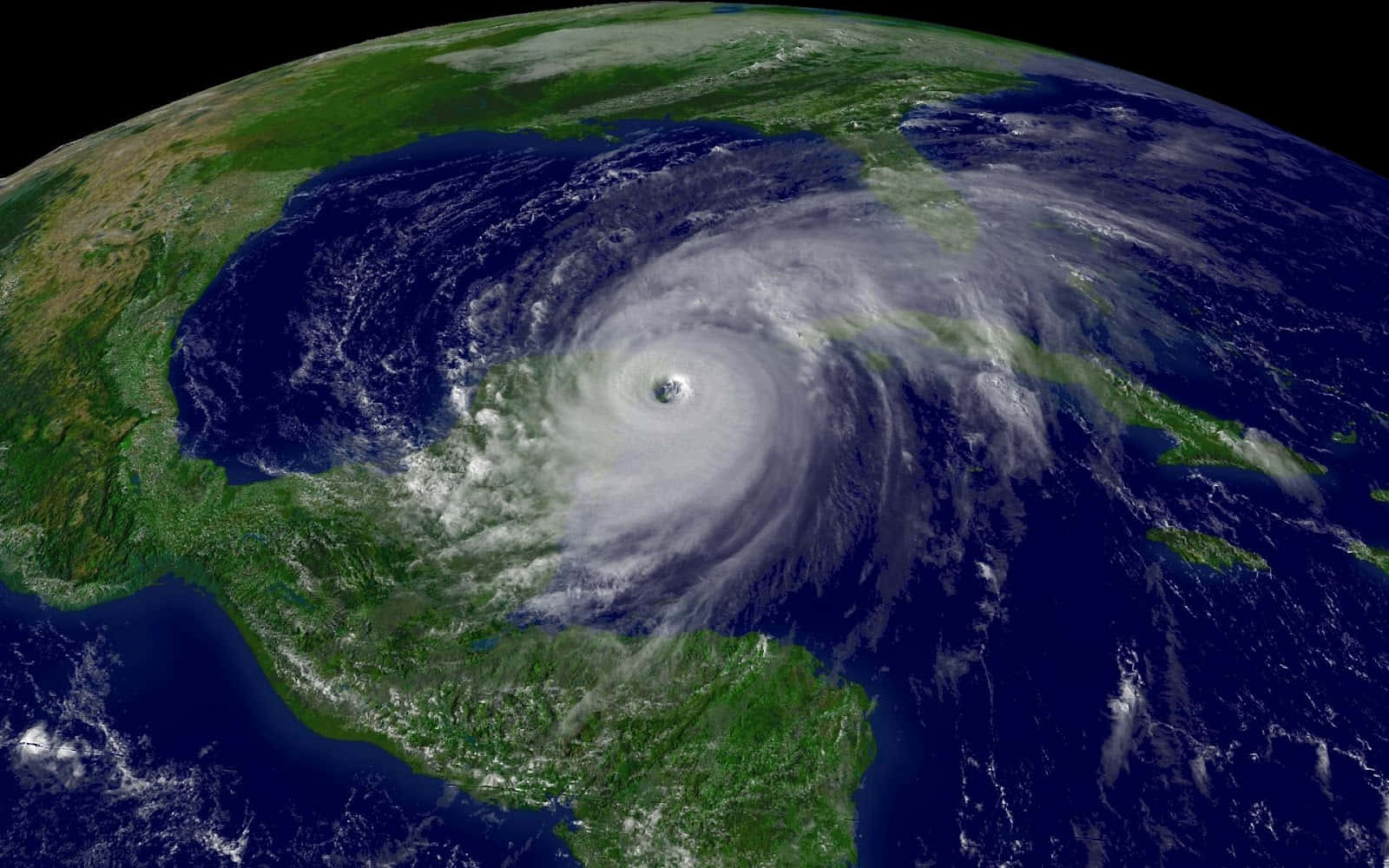 Hurricane 桌布 壁紙 — 從北美和加勒比海上空的太空觀看，大西洋上有一個清晰風眼的巨大颶風在旋轉。