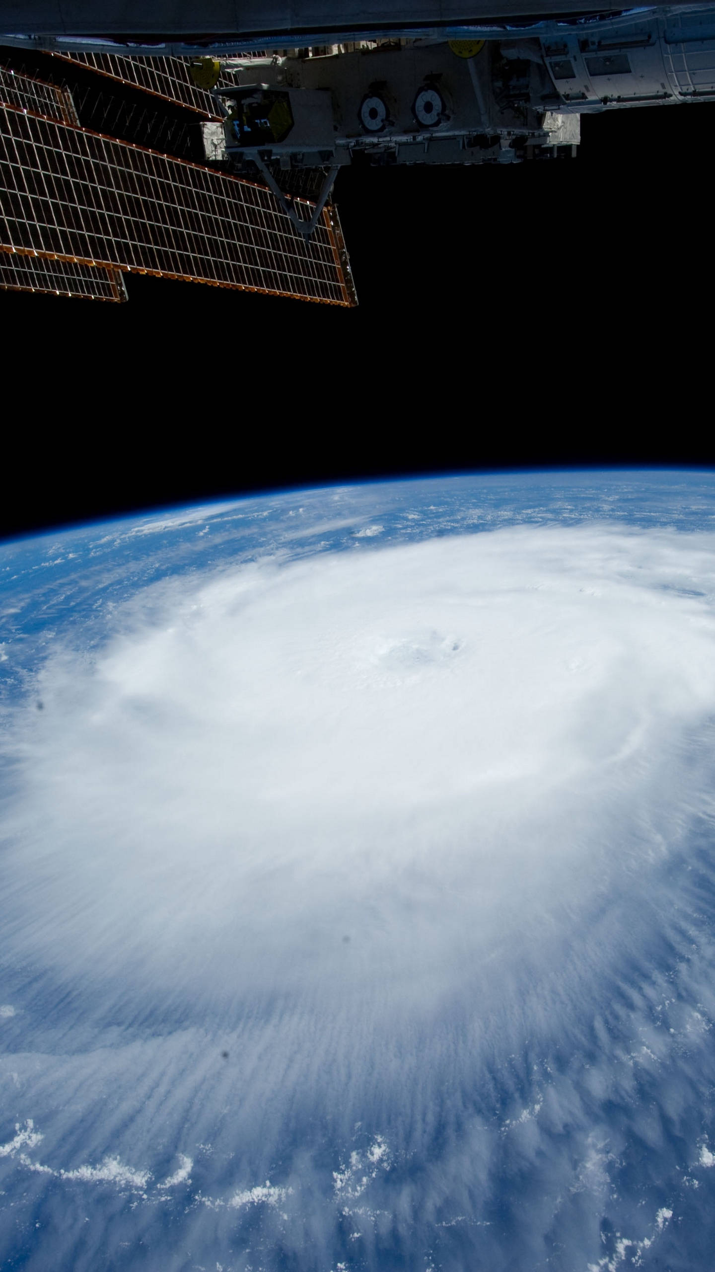Hurricane 桌布 壁紙 — 從國際太空站的角度，一場巨大的颶風在地球的藍色海洋上空旋轉。