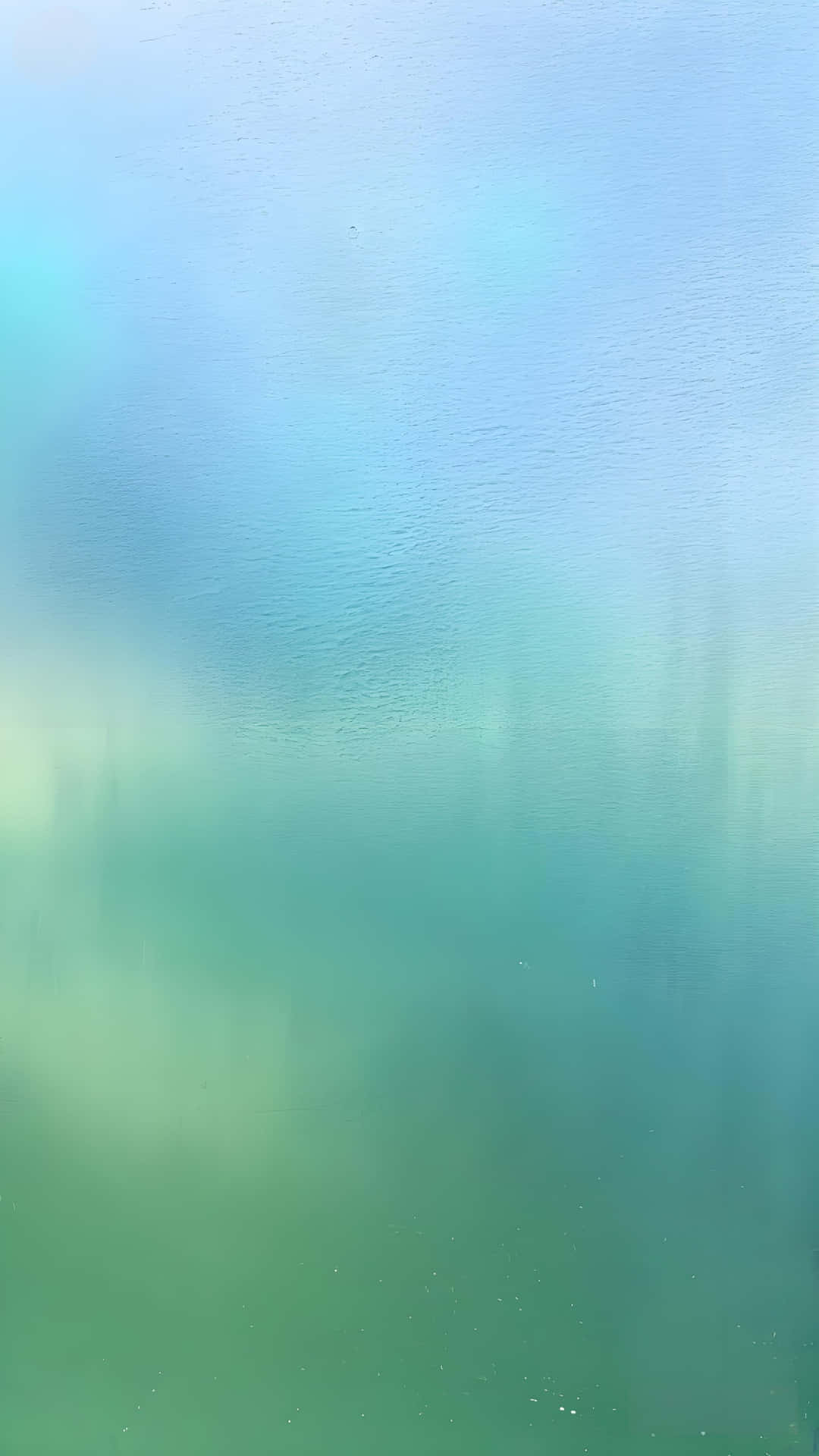 Soft color transition wallpaper 壁紙 — 從天藍色到藍綠色的平靜漸變，帶有輕柔的漣漪和柔和的光線反射。
