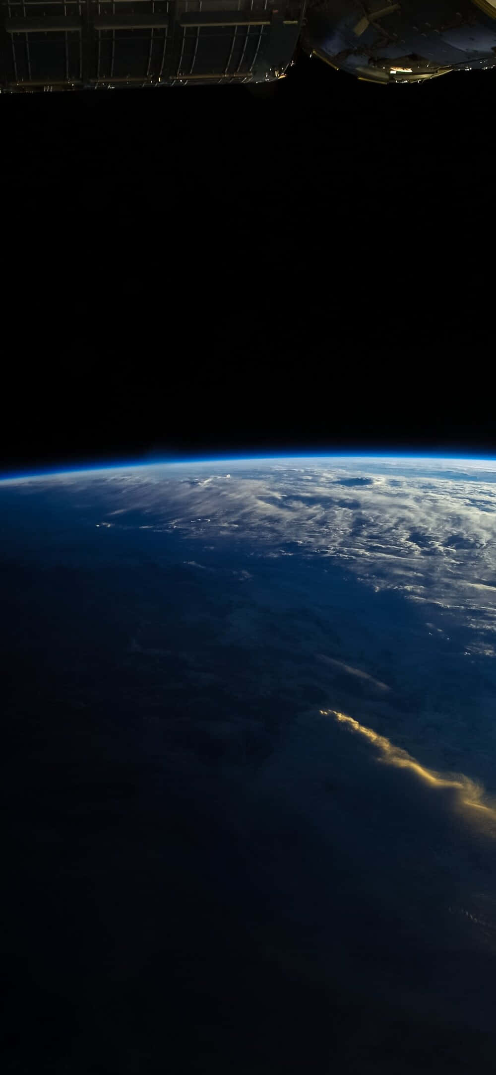 planet earth 桌布 壁紙 — 從太空俯瞰地球彎曲地平線的壯麗景色，下方有旋轉的雲層和閃爍的城市燈光。