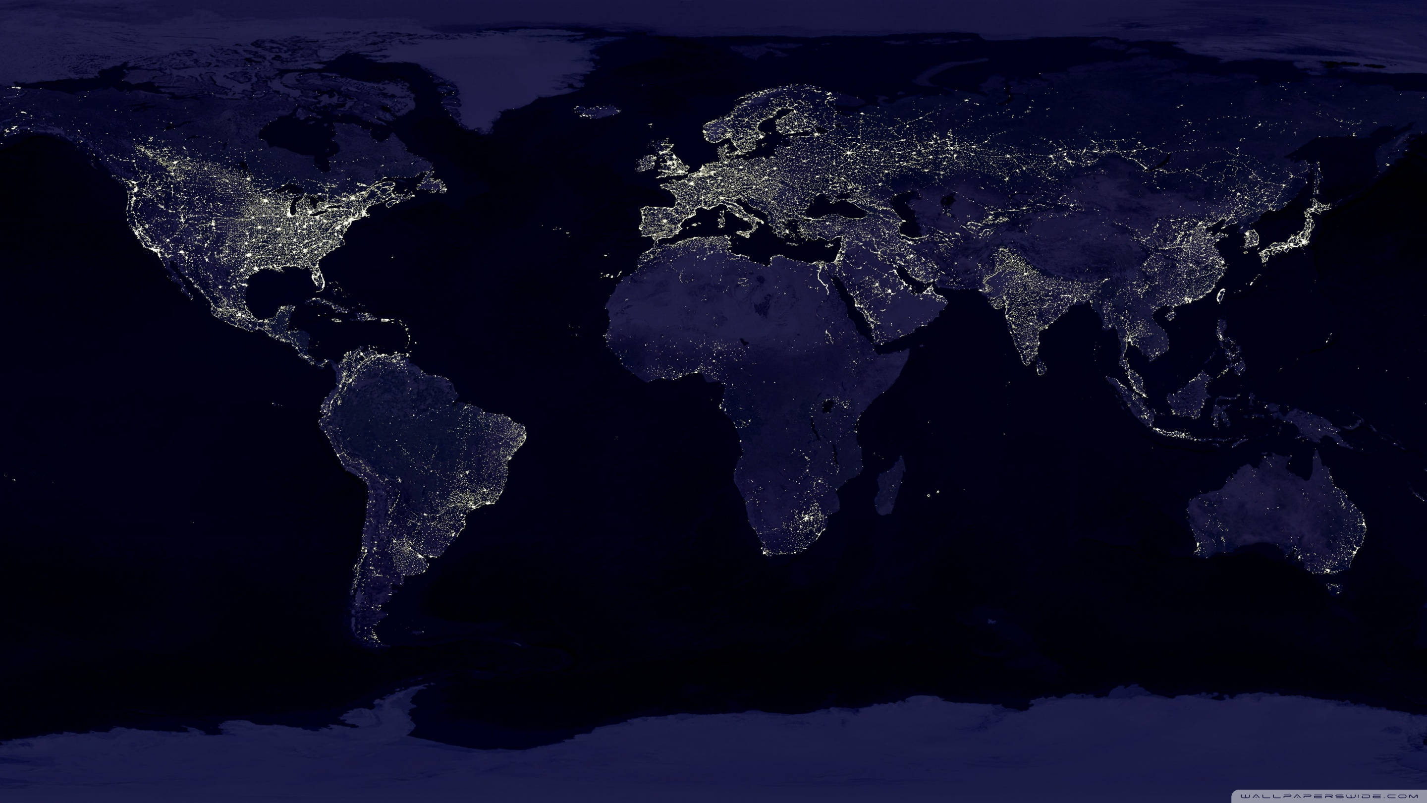 World 桌布 壁紙 — 從太空俯瞰地球的壯麗夜景，在深藍黑色背景下，各大洲的城市燈光閃爍。