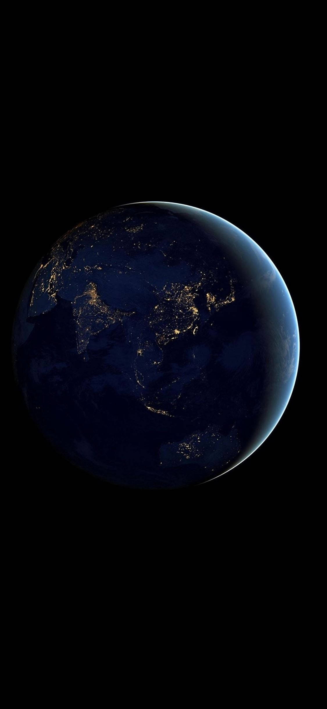 地球 桌布 壁紙 — 從太空俯瞰地球的壯麗夜景，城市燈光在漆黑的虛空中照亮各大洲。