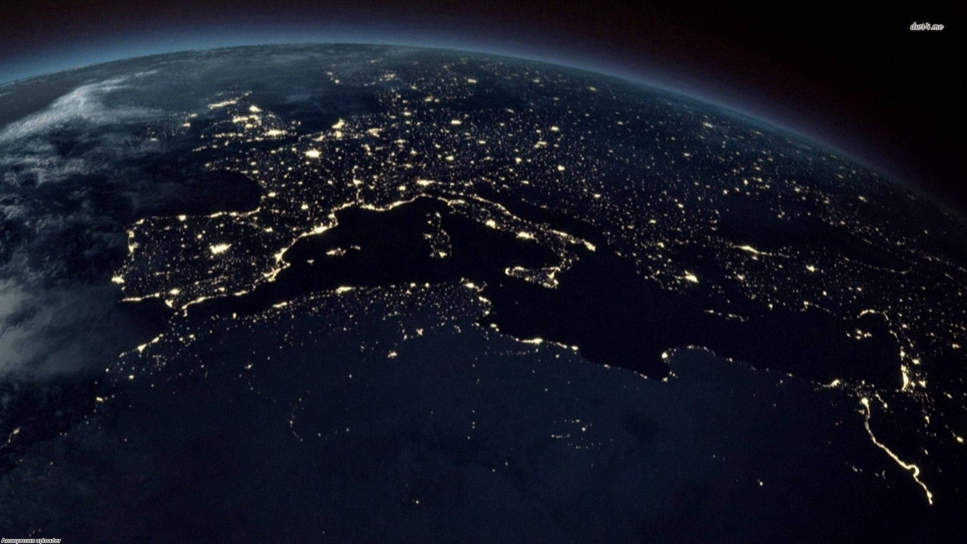 地球夜間衛星圖像，橫跨各大洲的璀璨城市燈光。 — 4K 地球 壁紙