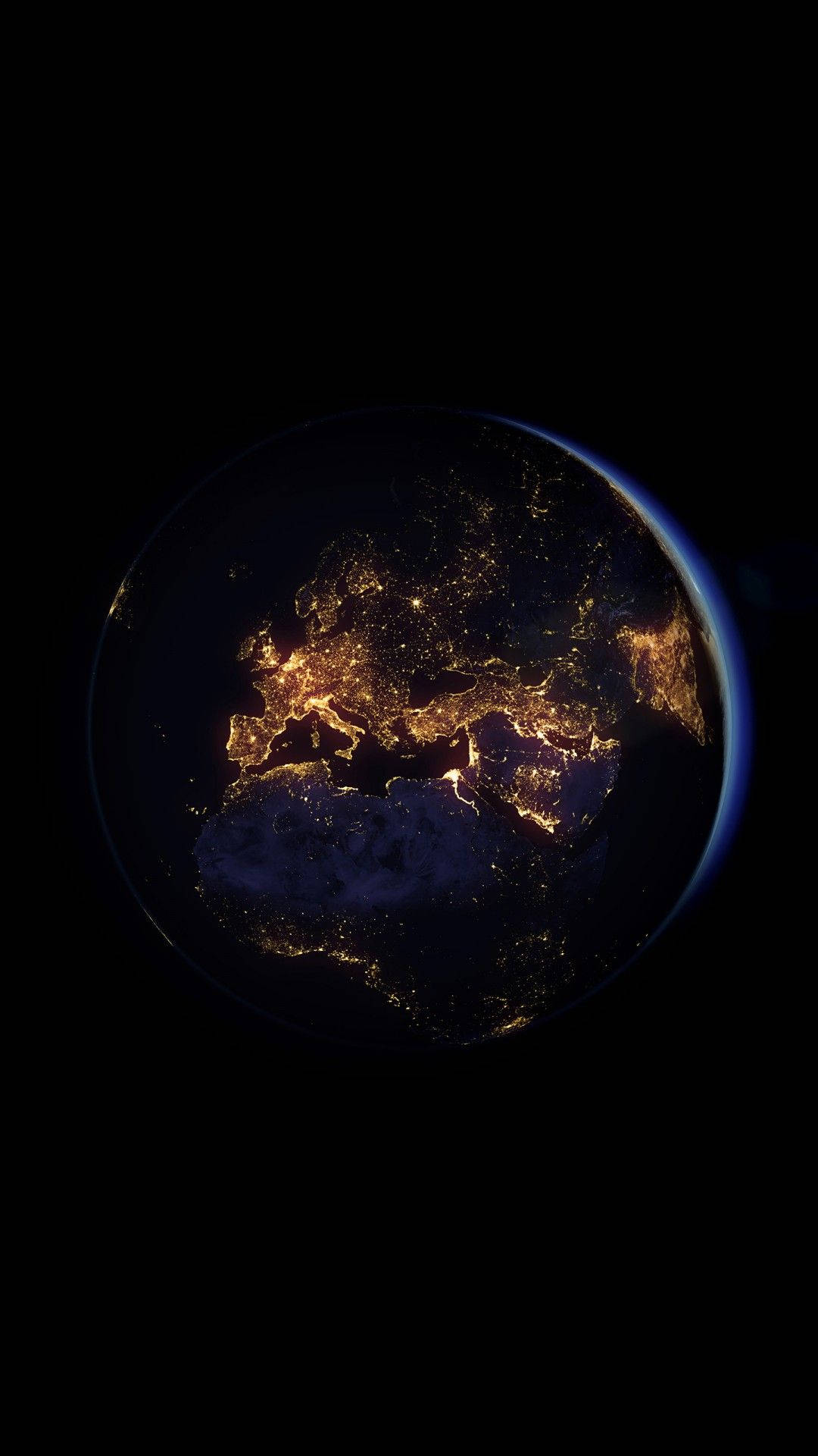 地球 桌布 壁紙 — 從太空俯瞰地球的壯麗夜景，突顯歐洲閃爍的城市燈光，映襯著黑暗的海洋和大氣層。