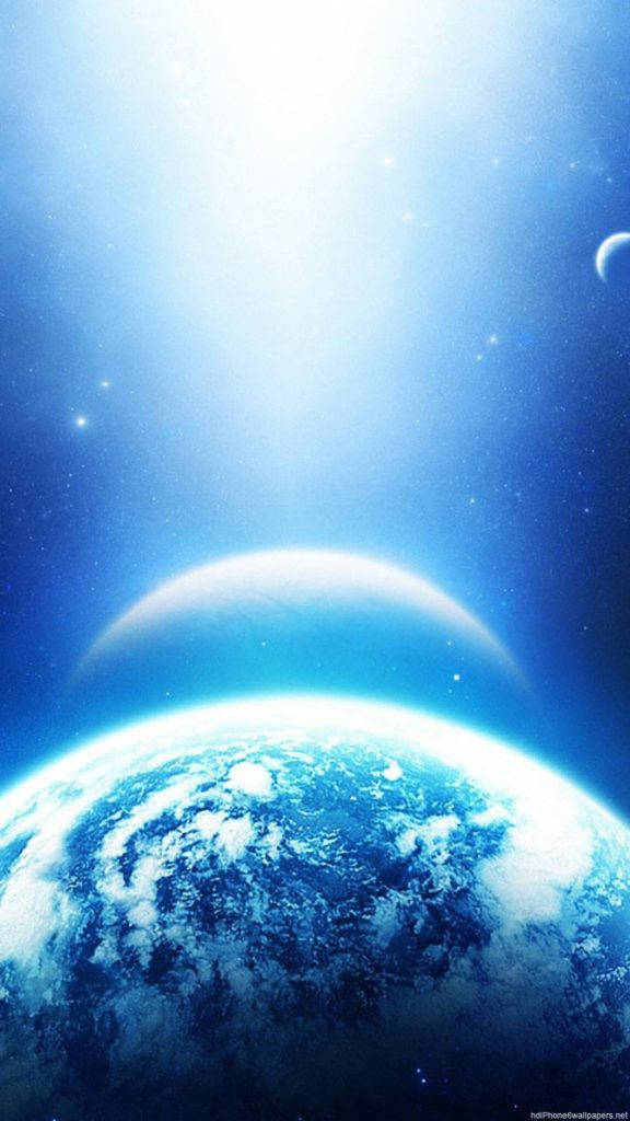 太空電話 桌布 壁紙 — 從太空俯瞰地球的壯麗景色，在繁星點點的宇宙背景下，地球散發著藍色光芒，伴隨著一彎新月。