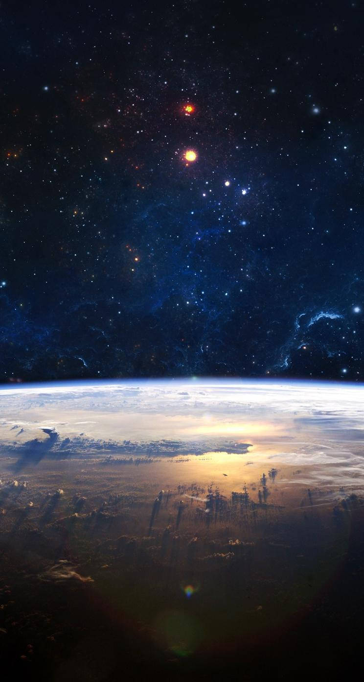 iPhone SE 桌布 壁紙 — 從太空俯瞰地球的壯麗景色，地平線閃耀，星空中充滿了色彩繽紛的星雲和遙遠的恆星。