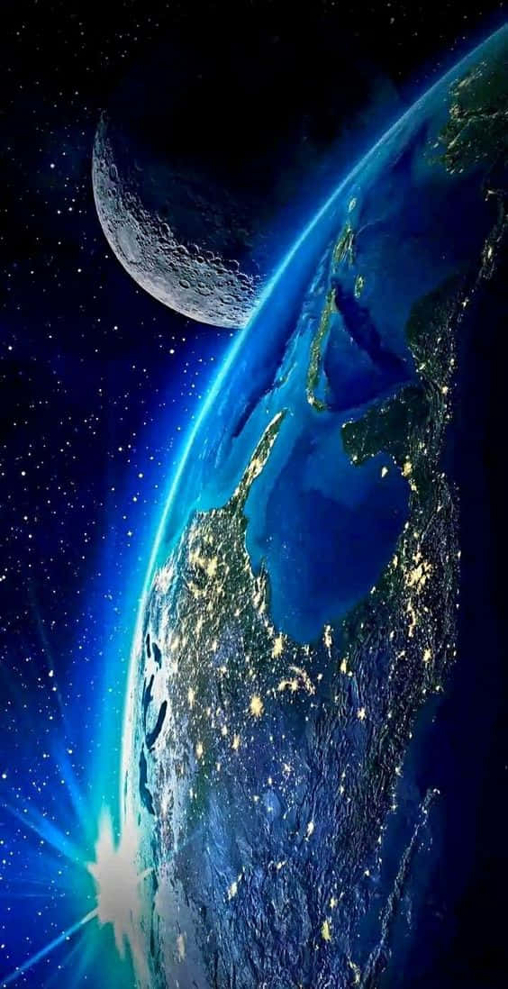 地球 桌布 壁紙 — 從太空俯瞰地球的壯麗景色，城市燈光在海洋和陸地上閃爍，附近有一彎新月，黑暗虛空中點綴著星星。
