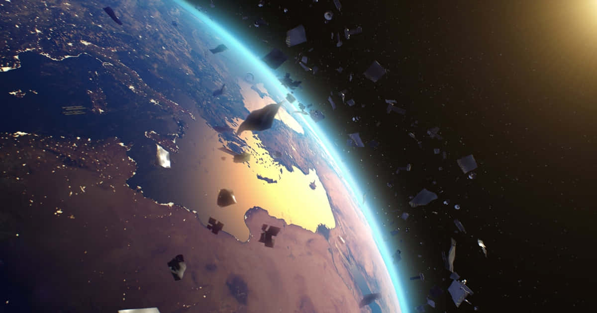 Space Debris 桌布 壁紙 — 從太空俯瞰地球的壯麗景色，城市燈光閃爍，太空碎片漂浮在金色陽光照耀的地平線上。