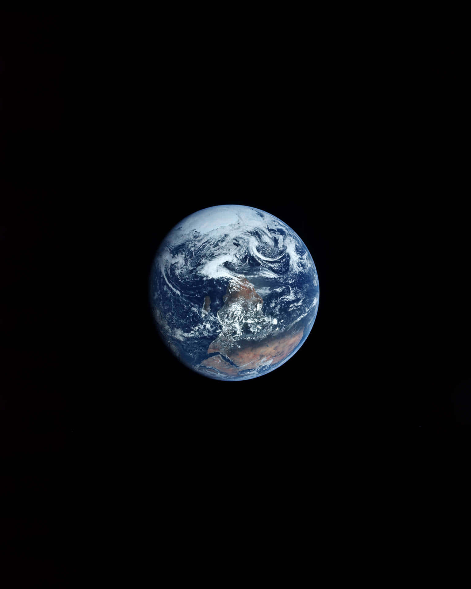 planet earth 桌布 壁紙 — 從太空俯瞰地球的壯麗景色，展現了旋轉的藍色海洋、白色雲層和棕色陸地，背景是太空的黑色虛空。