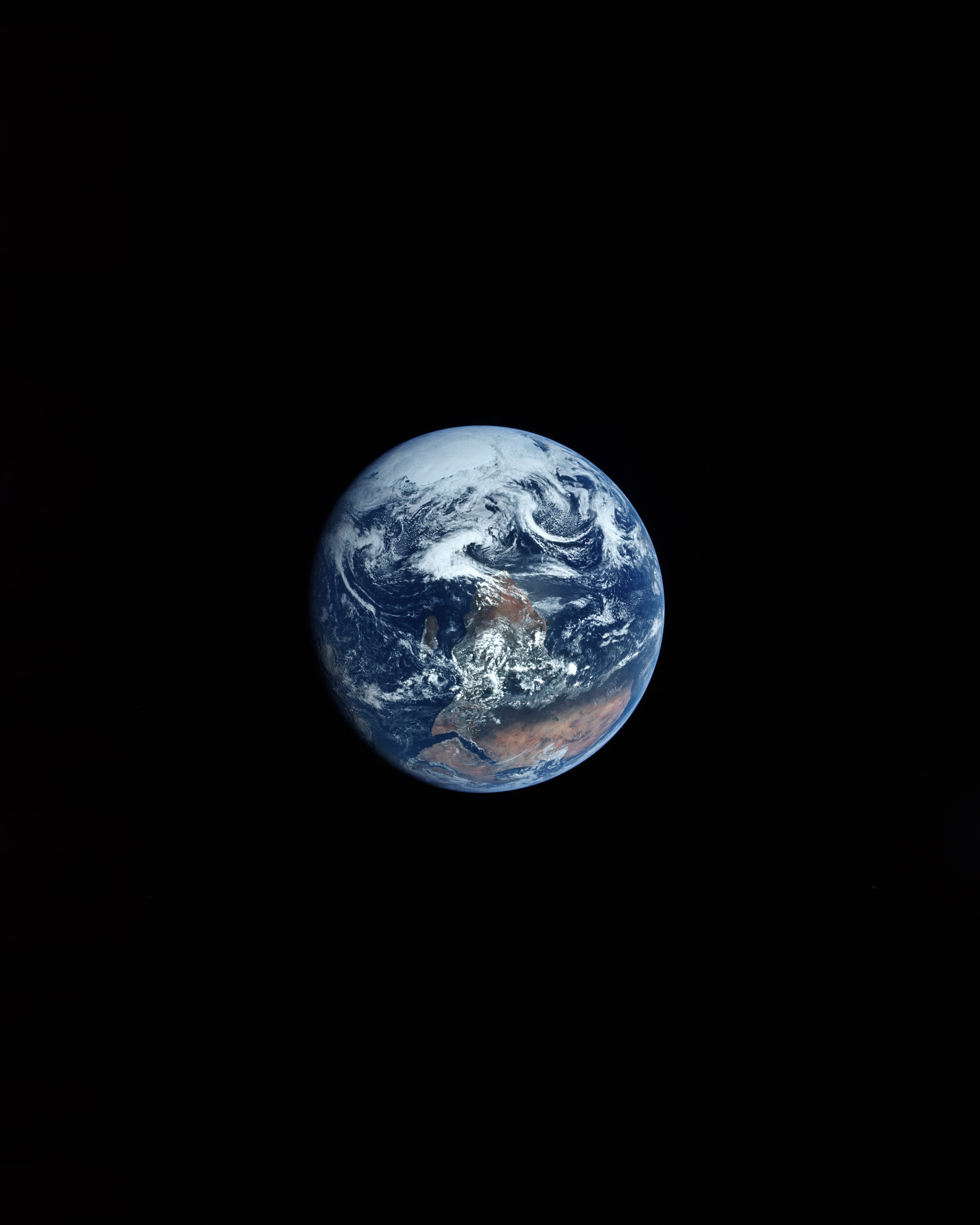 太空 桌布 壁紙 — 從太空俯瞰地球的壯麗景色，展現了旋轉的藍色海洋、白色雲層和棕色陸地，背景是黑色的太空虛空。