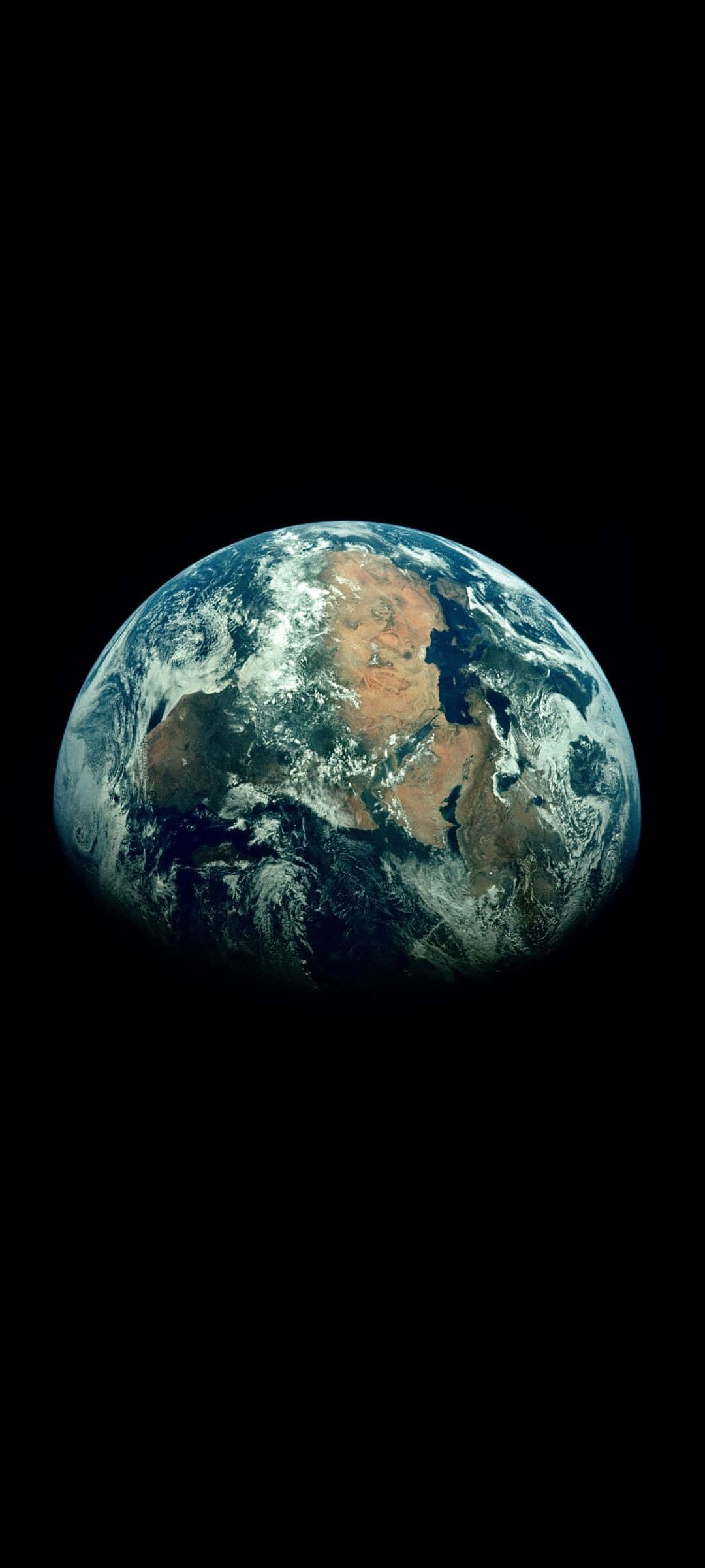 planet earth 桌布 壁紙 — 從太空俯瞰地球的壯麗景色，展現了在太空黑色虛空背景下旋轉的雲層、海洋和大陸。