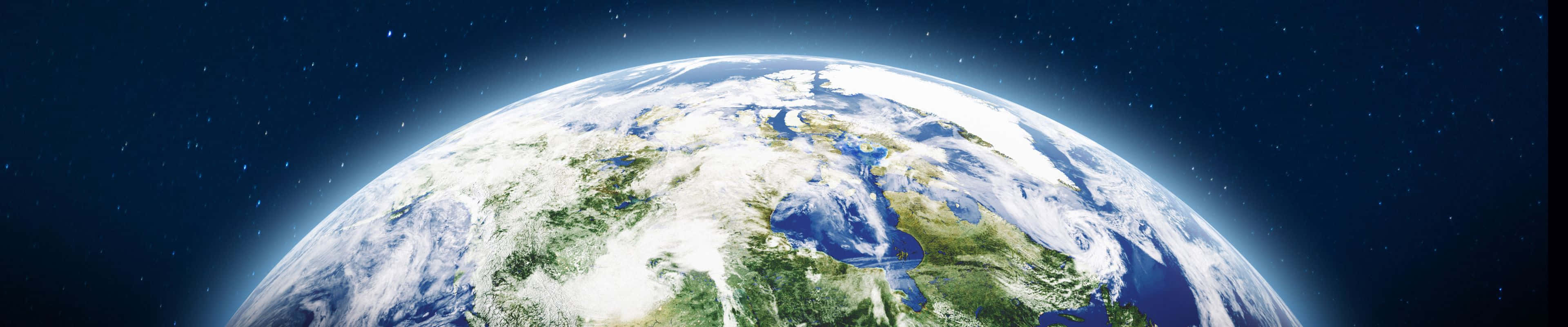 3840x800 桌布 壁紙 — 從太空俯瞰地球的壯麗景色，展現了在繁星點點的宇宙背景下，旋轉的雲層、綠色的大陸和藍色的海洋。