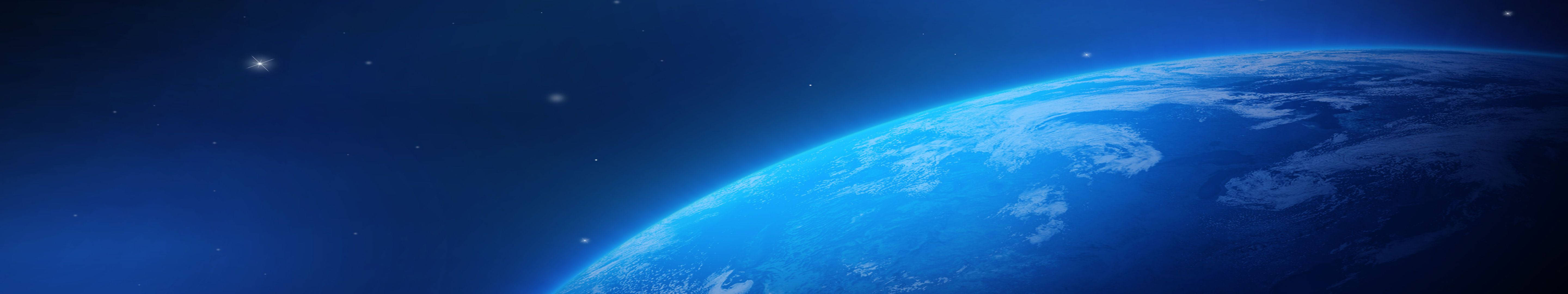 地球 桌布 壁紙 — 從太空俯瞰地球的壯麗景色，展現其藍色海洋和旋轉的白雲，背景是星光燦爛的宇宙。
