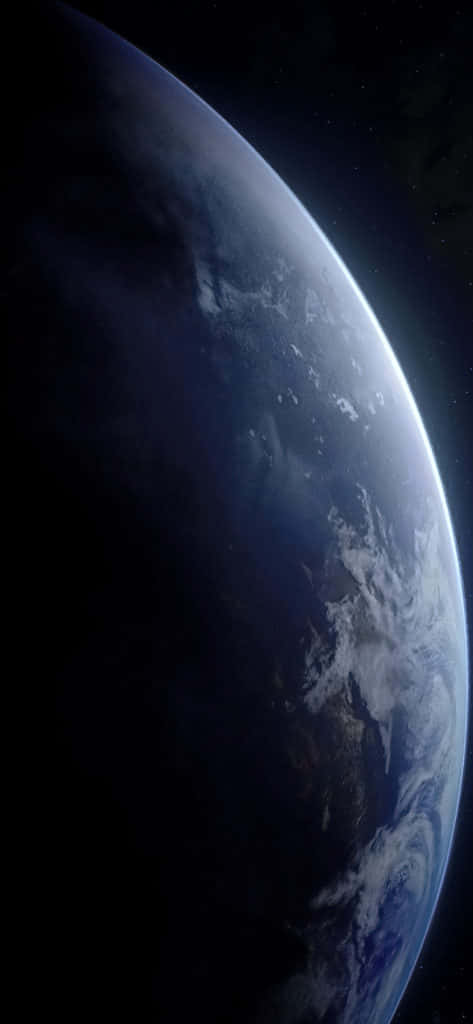 iPhone 11 桌布 壁紙 — 從太空俯瞰地球的壯麗景色，展現其彎曲的地平線，伴隨著旋轉的雲層和深藍色的海洋，映襯著太空的黑色虛空。
